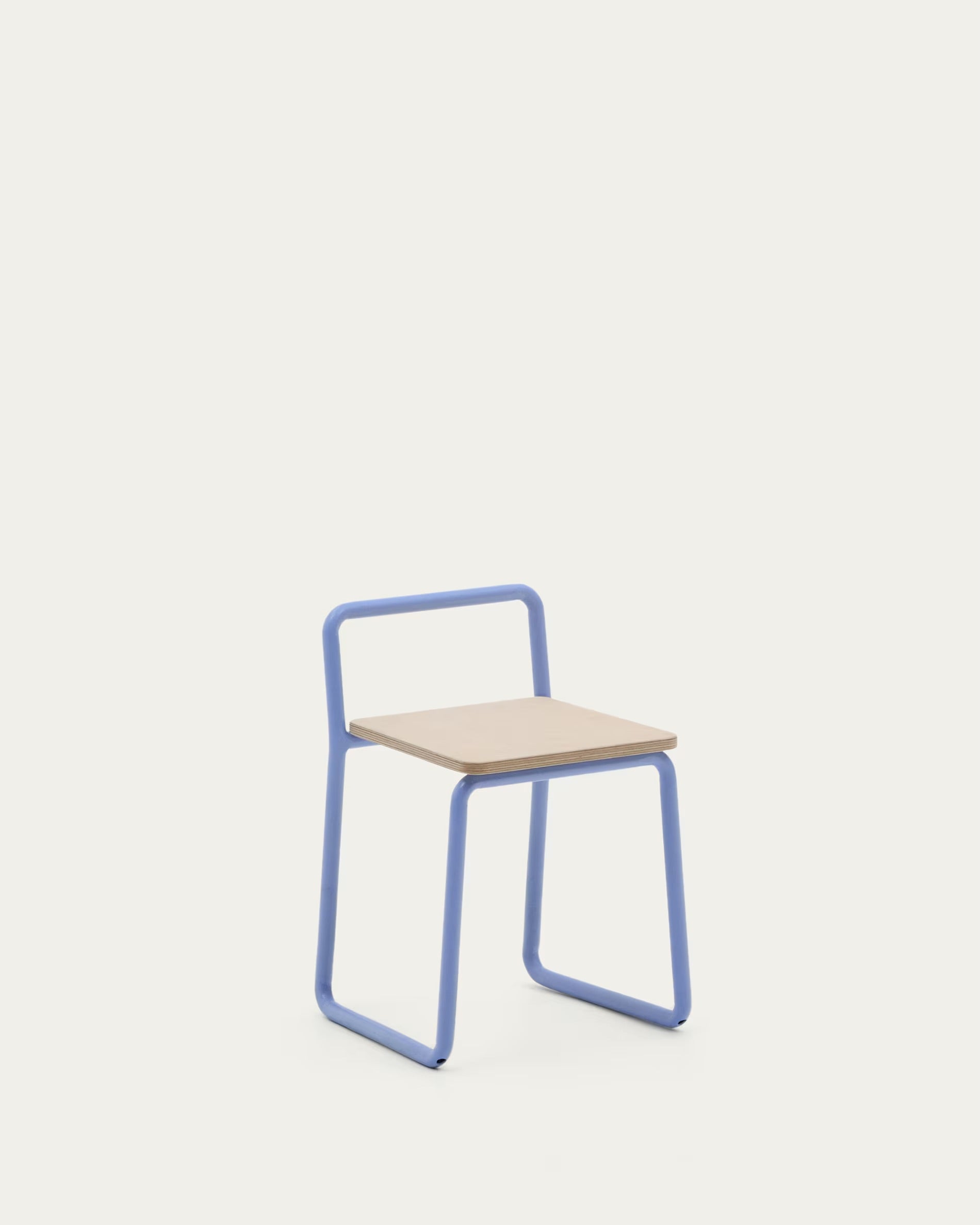 Tinn chair with a seat made of ash wood and a blue metal frame.