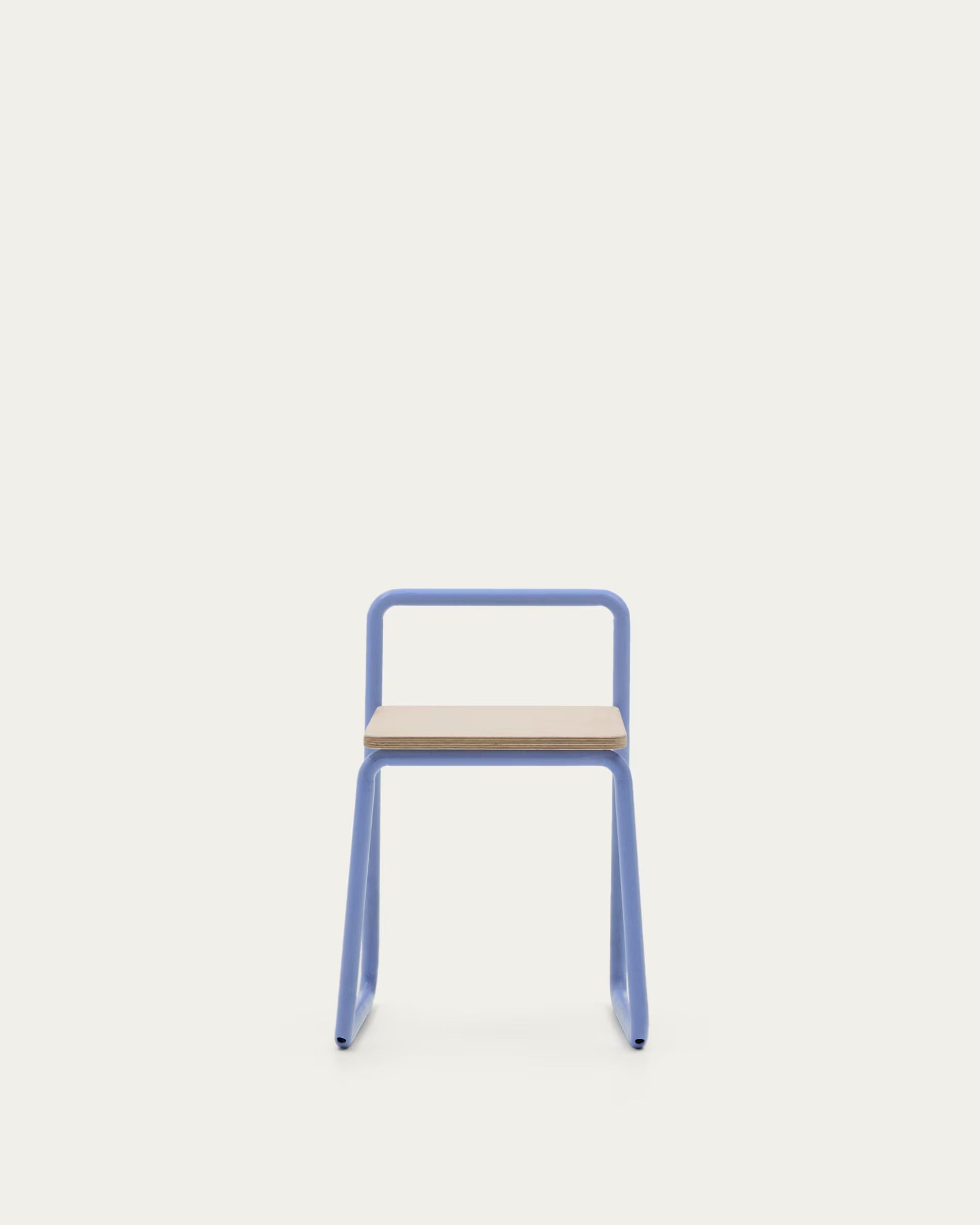 Tinn chair with a seat made of ash wood and a blue metal frame.