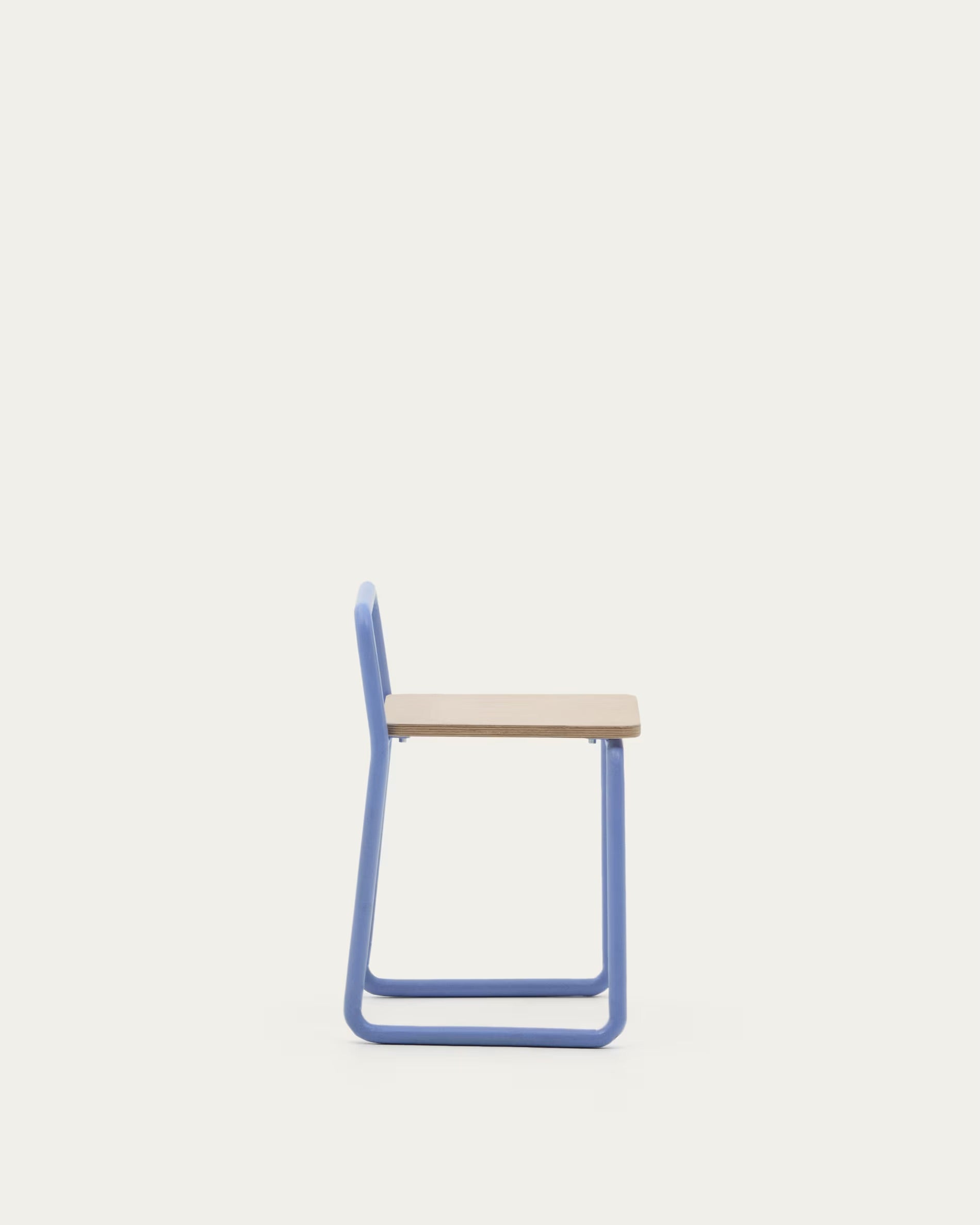 Tinn chair with a seat made of ash wood and a blue metal frame.