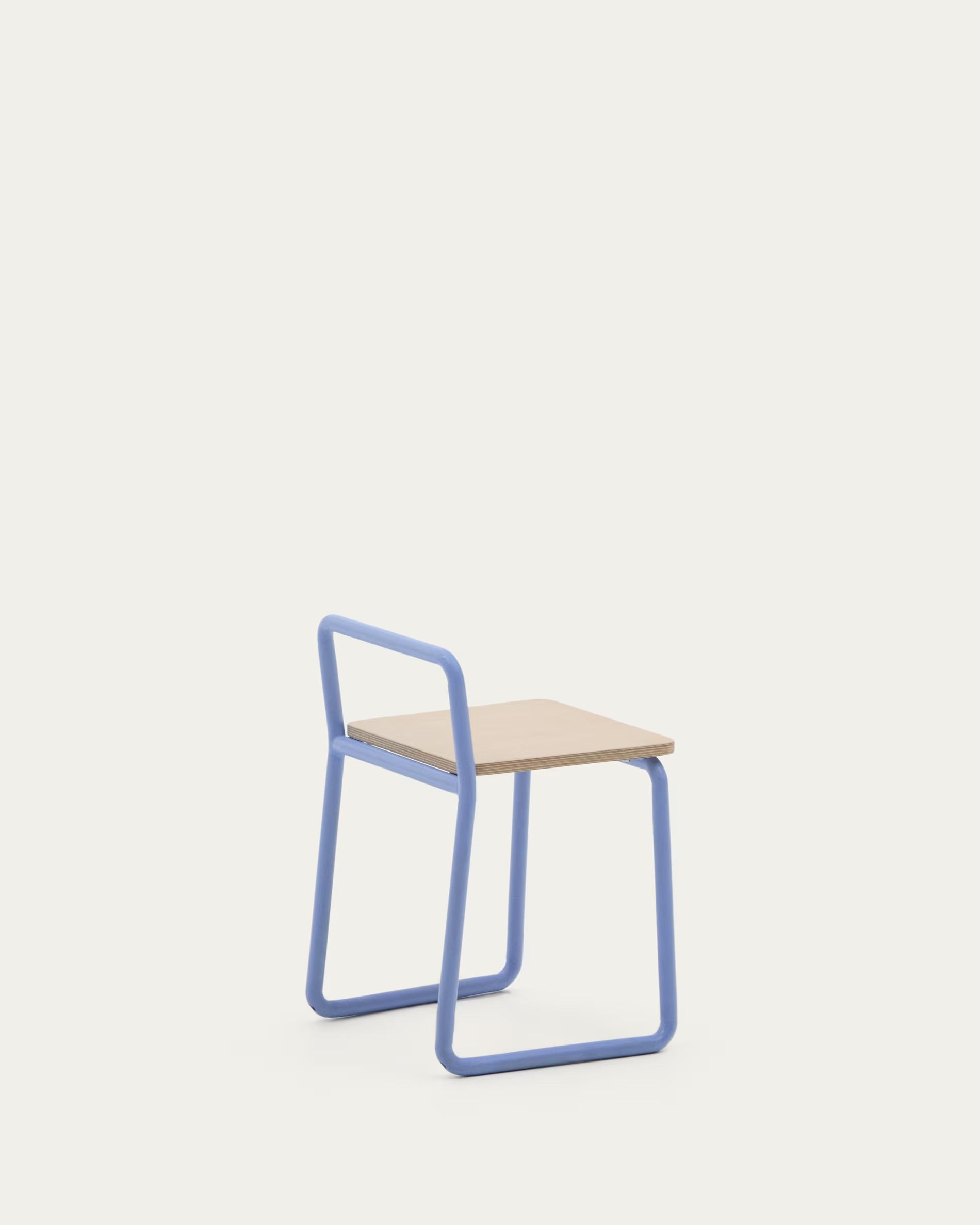 Tinn chair with a seat made of ash wood and a blue metal frame.