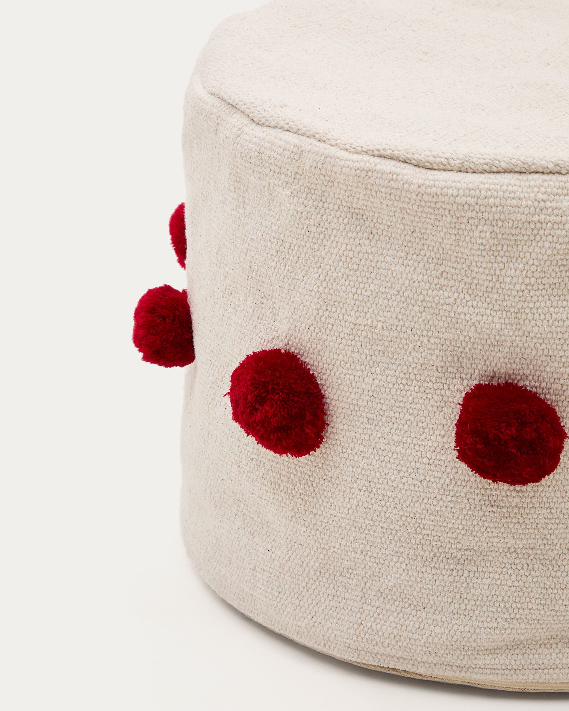 Manua beige, cotton pouffe with red tassels, Ø 40 cm - Detail