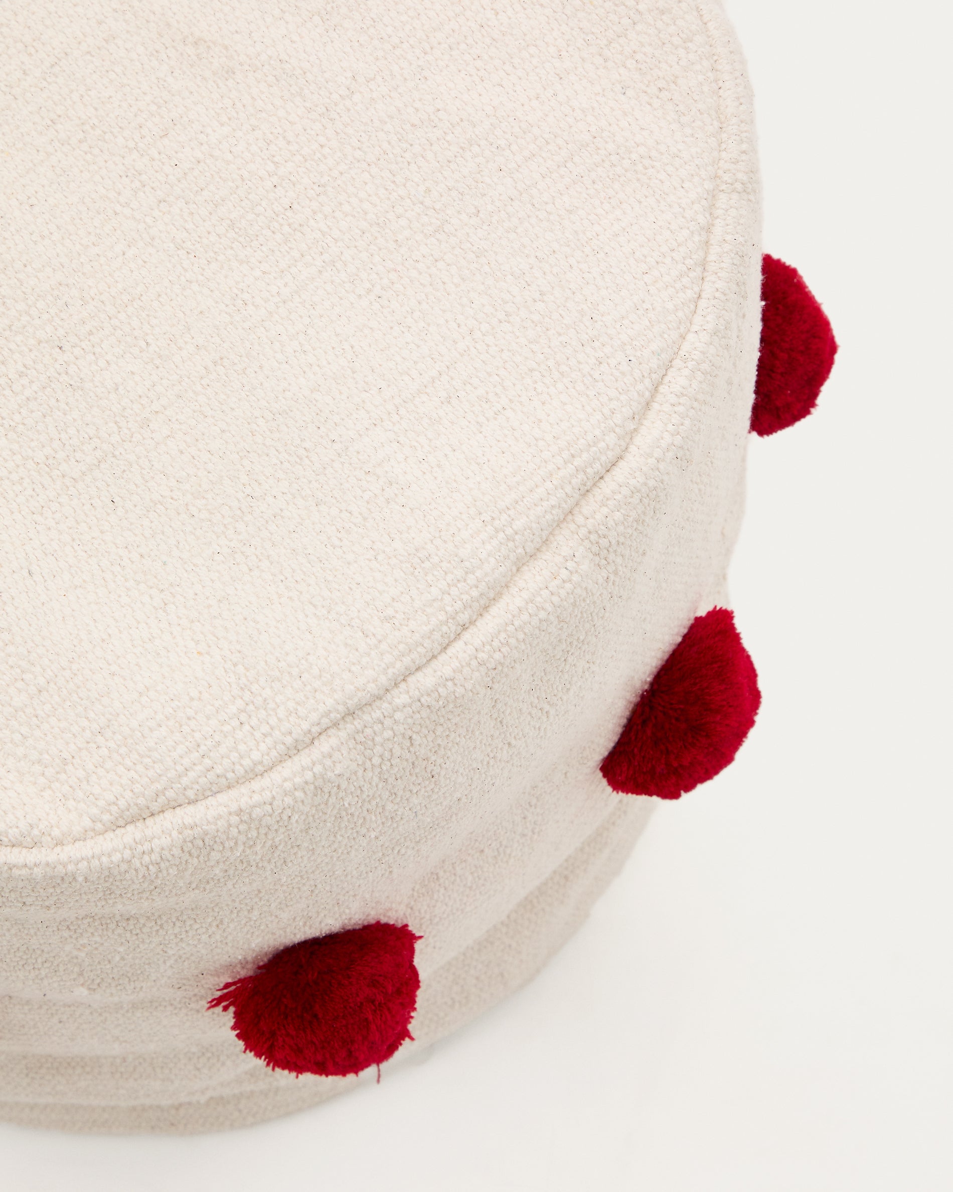 Manua beige, cotton pouffe with red tassels, Ø 40 cm - Detail
