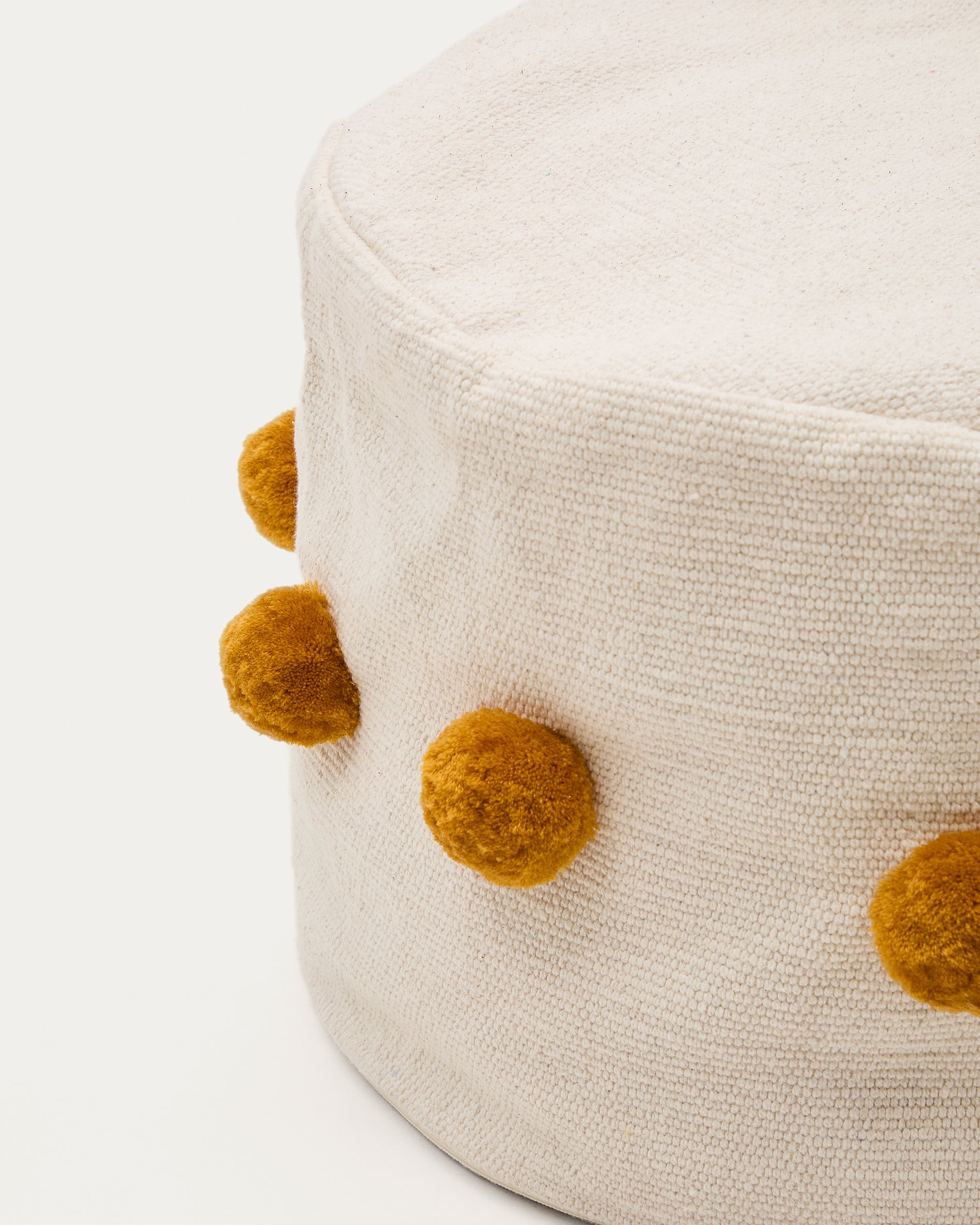 Manua beige, cotton pouffe with mustard-coloured tassels, Ø 40 cm - Detail