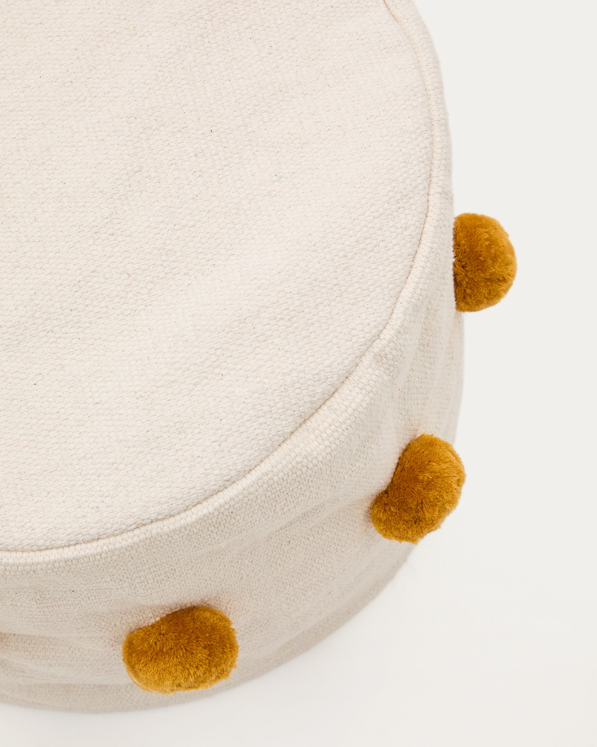 Manua beige, cotton pouffe with mustard-coloured tassels, Ø 40 cm - Detail