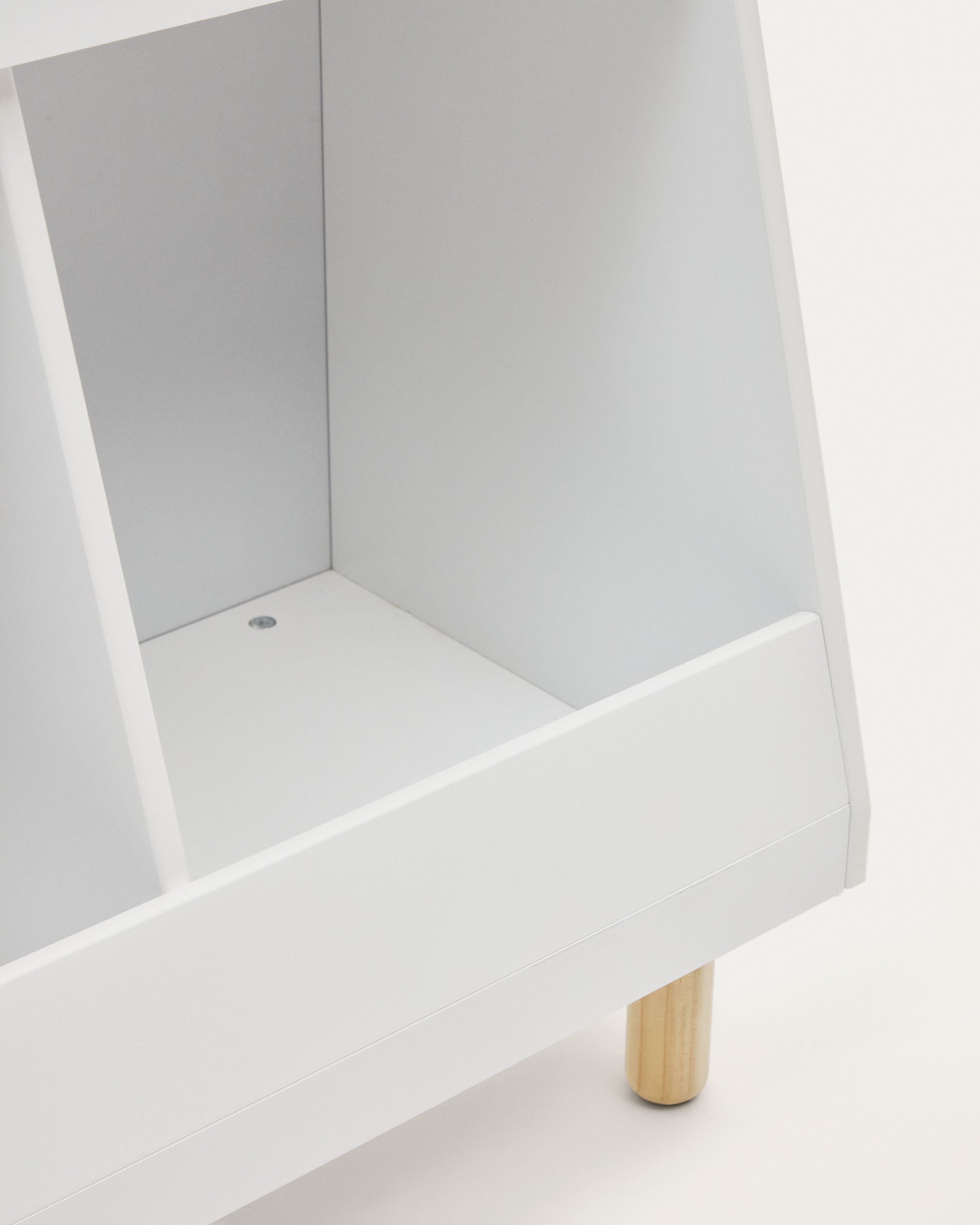 Serwa bookcase in white MDF with solid pine legs and bar - Detail