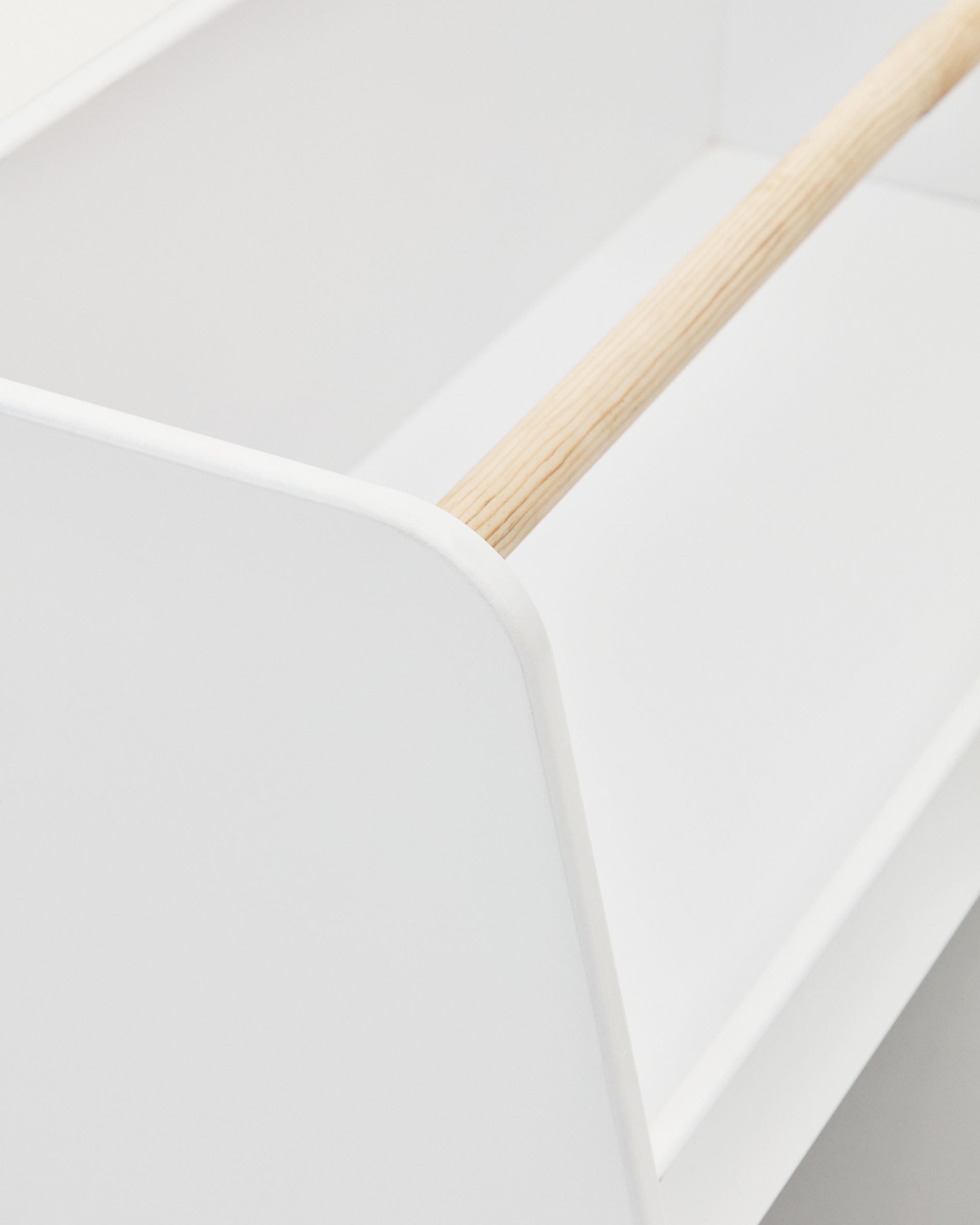 Serwa bookcase in white MDF with solid pine legs and bar - Detail