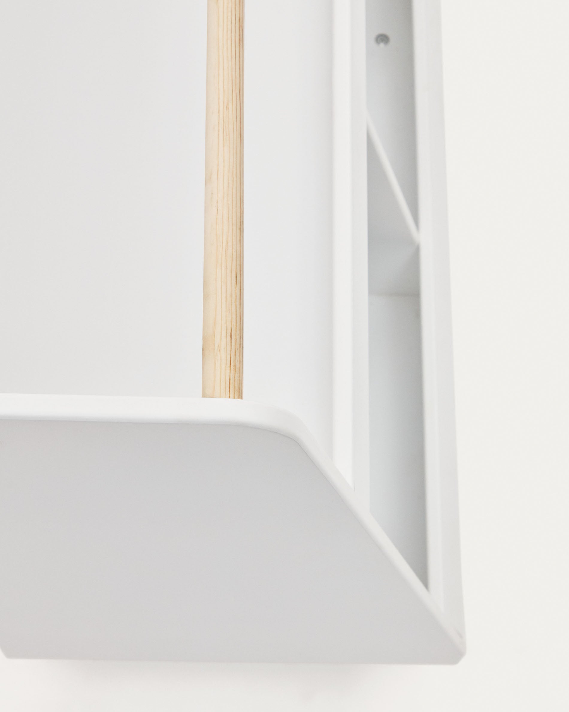 Serwa bookcase in white MDF with solid pine legs and bar - Detail