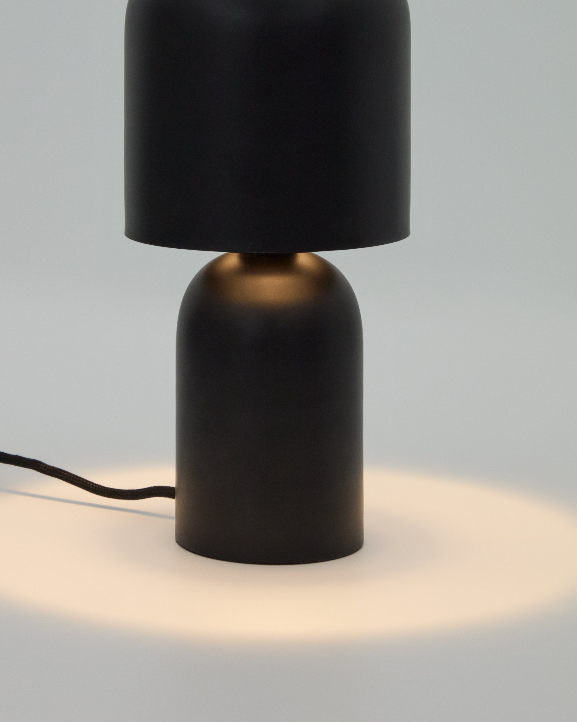 Monze table lamp in black painted metal - Detail