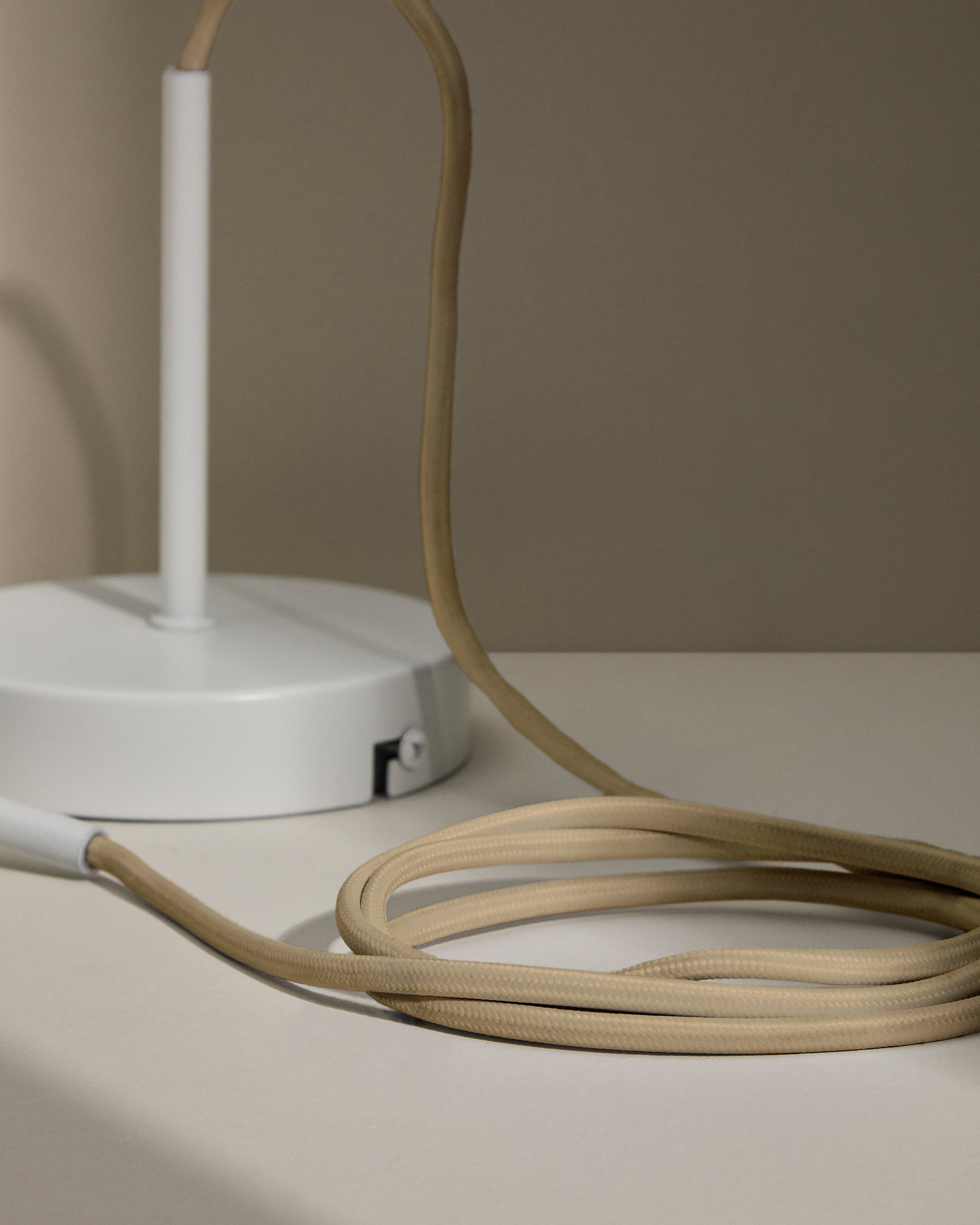 Fluvia metal lamp fitting in a white finish, 150 cm - Detail