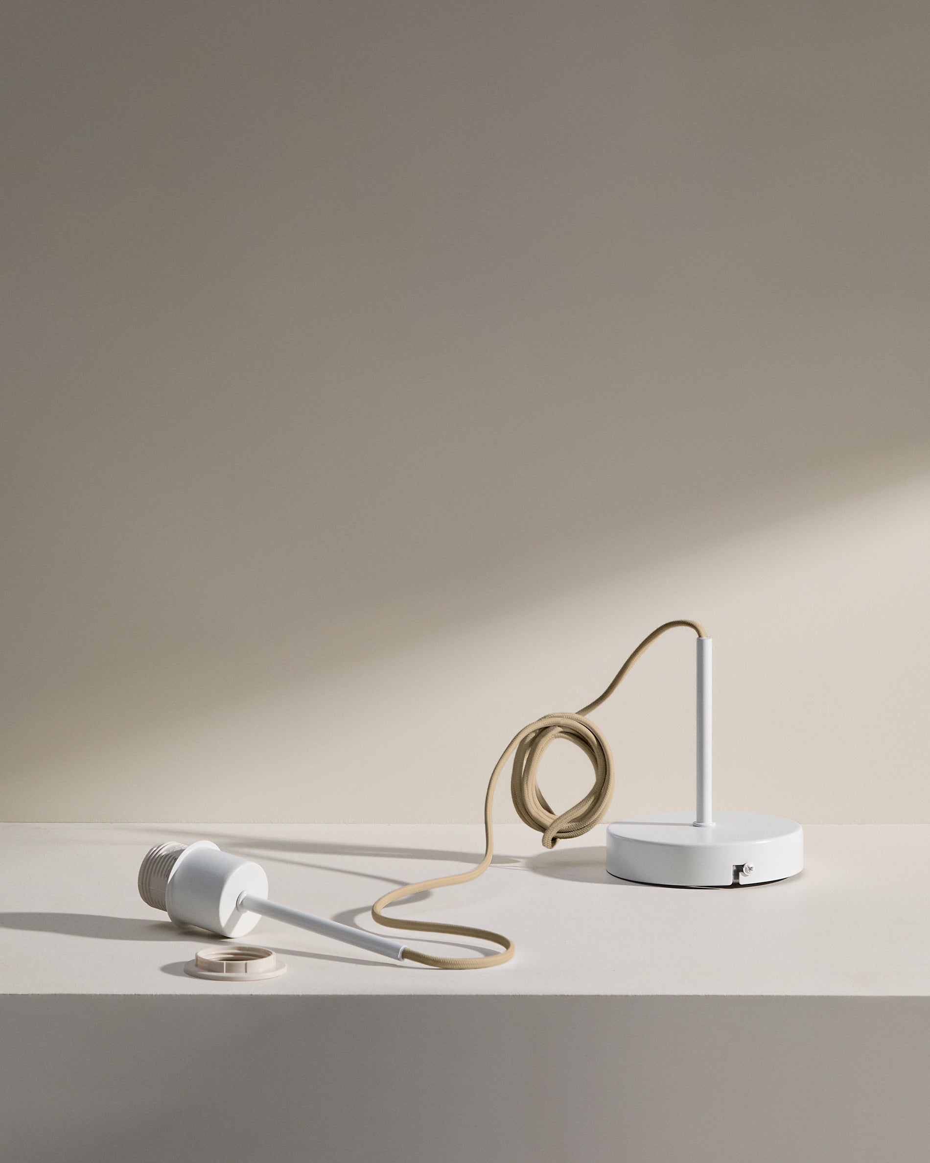 Fluvia metal lamp fitting in a white finish, 150 cm - Product View