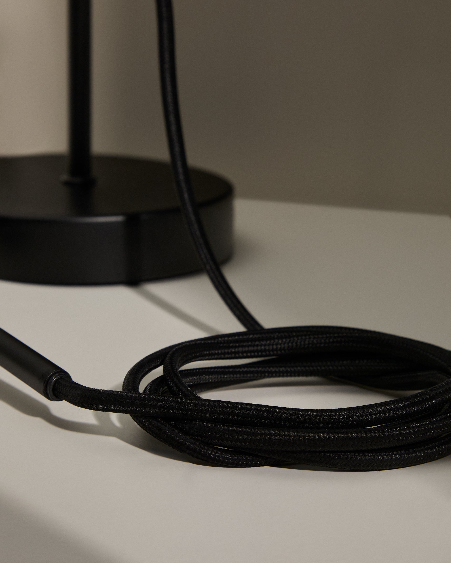 Fluvia metal lamp fittings in a black finish, 250 cm - Detail
