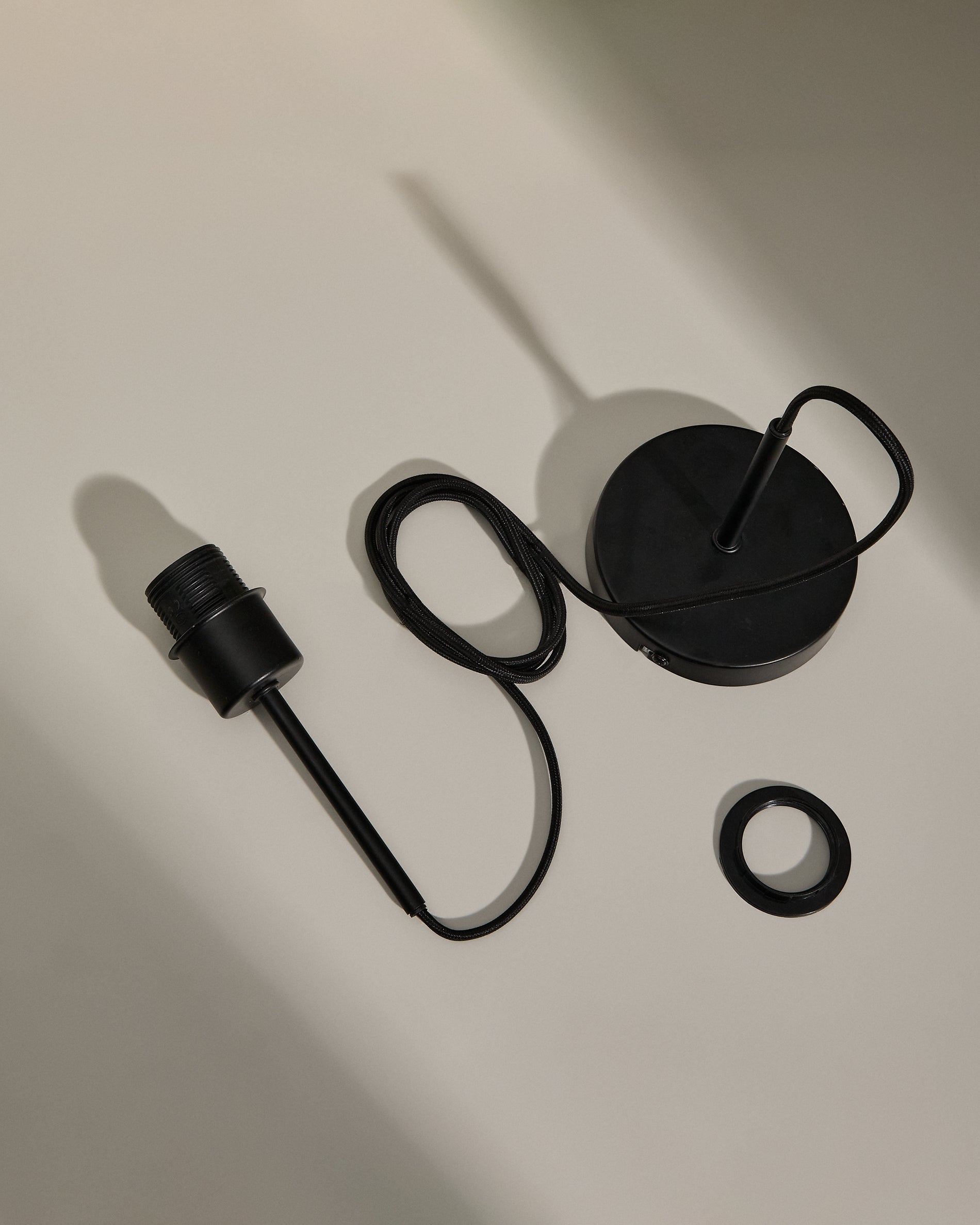Fluvia metal lamp fittings in a black finish, 250 cm - Detail