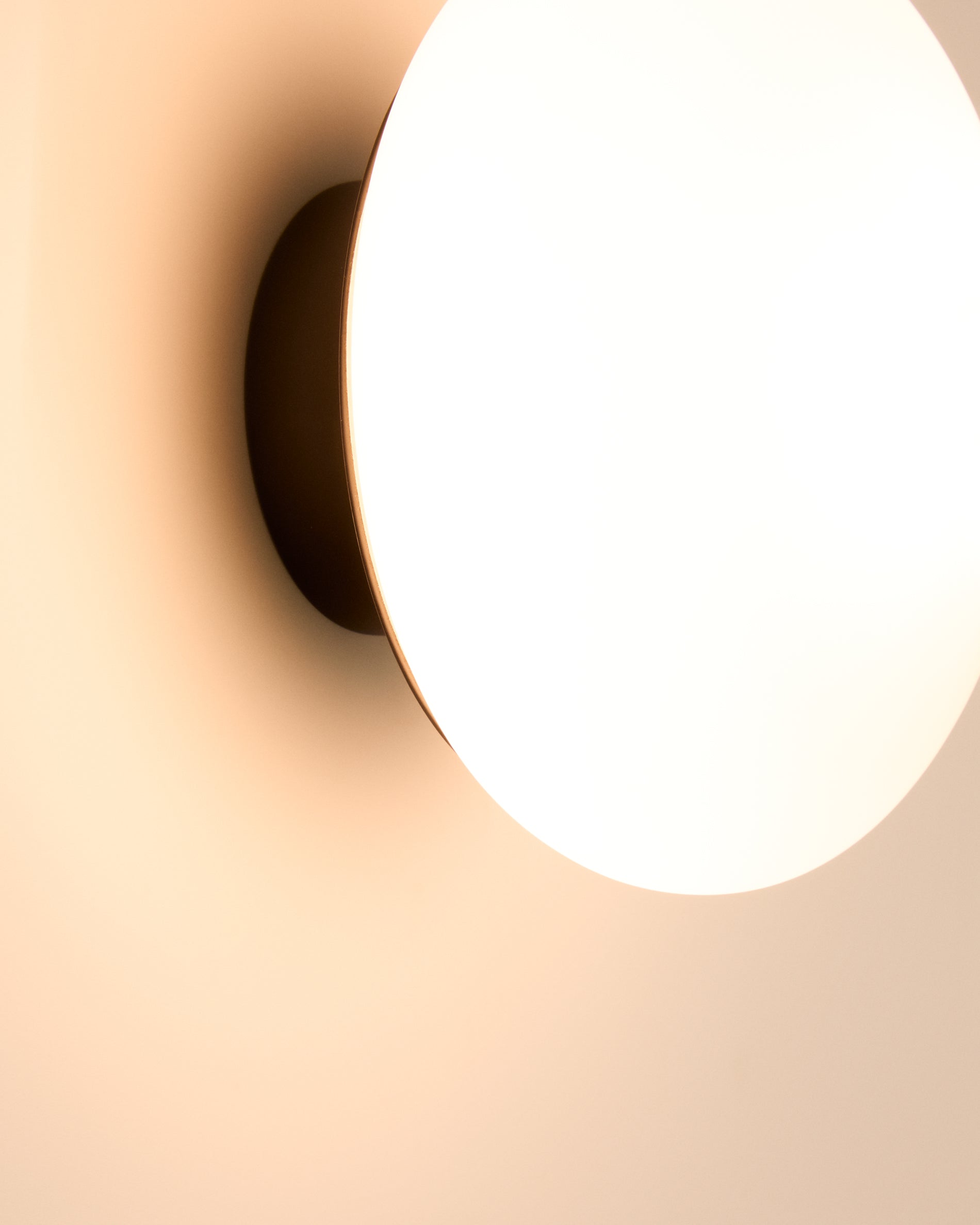 Bamila wall lamp in smoked glass and black metal Ø15cm - Detail