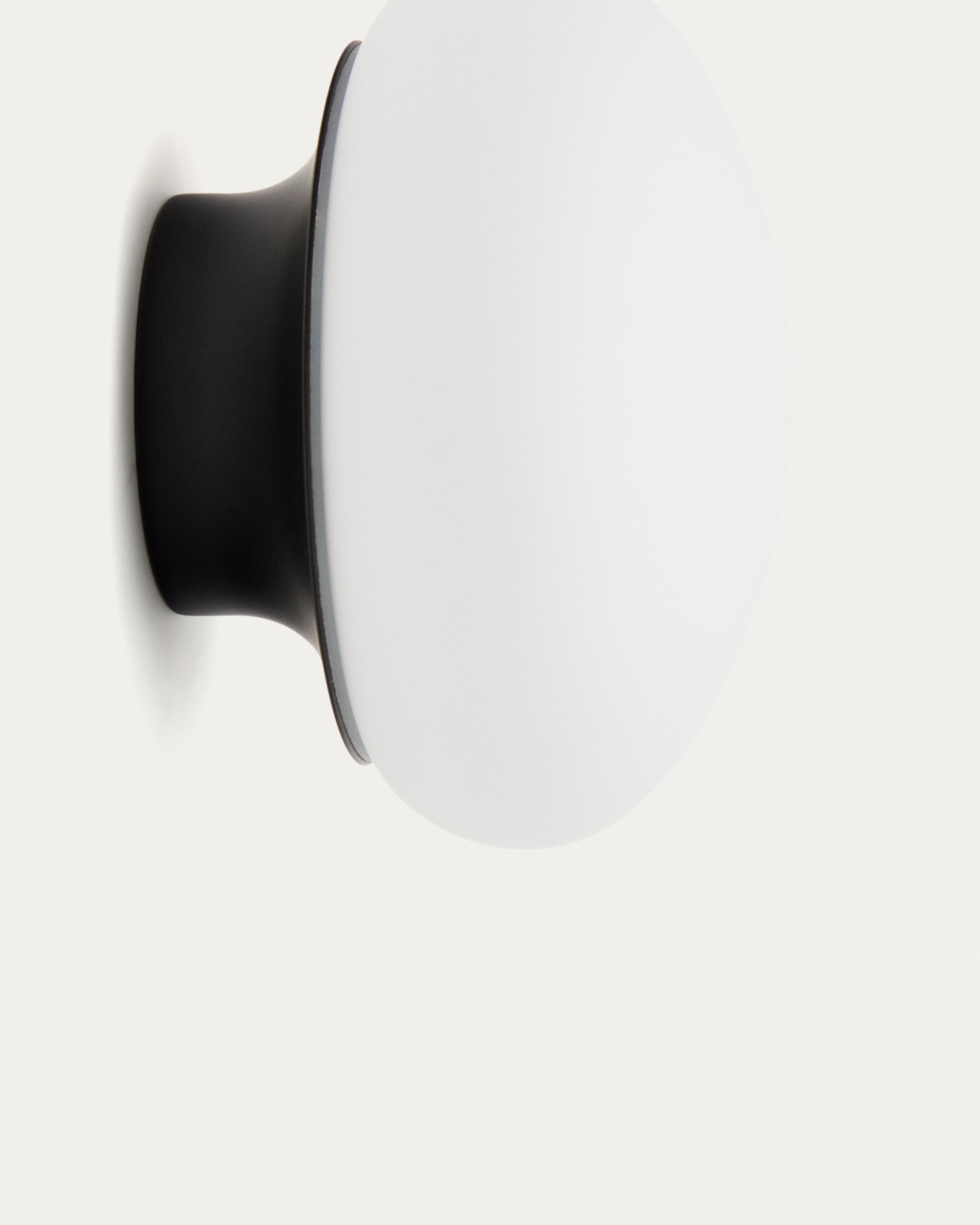 Bamila wall lamp in smoked glass and black metal Ø15cm - Detail
