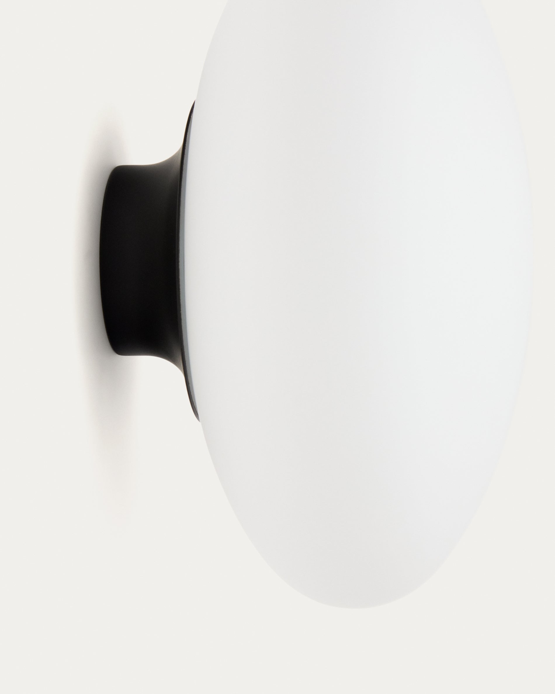 Bamila wall lamp in smoked glass and black metal Ø25cm - Detail
