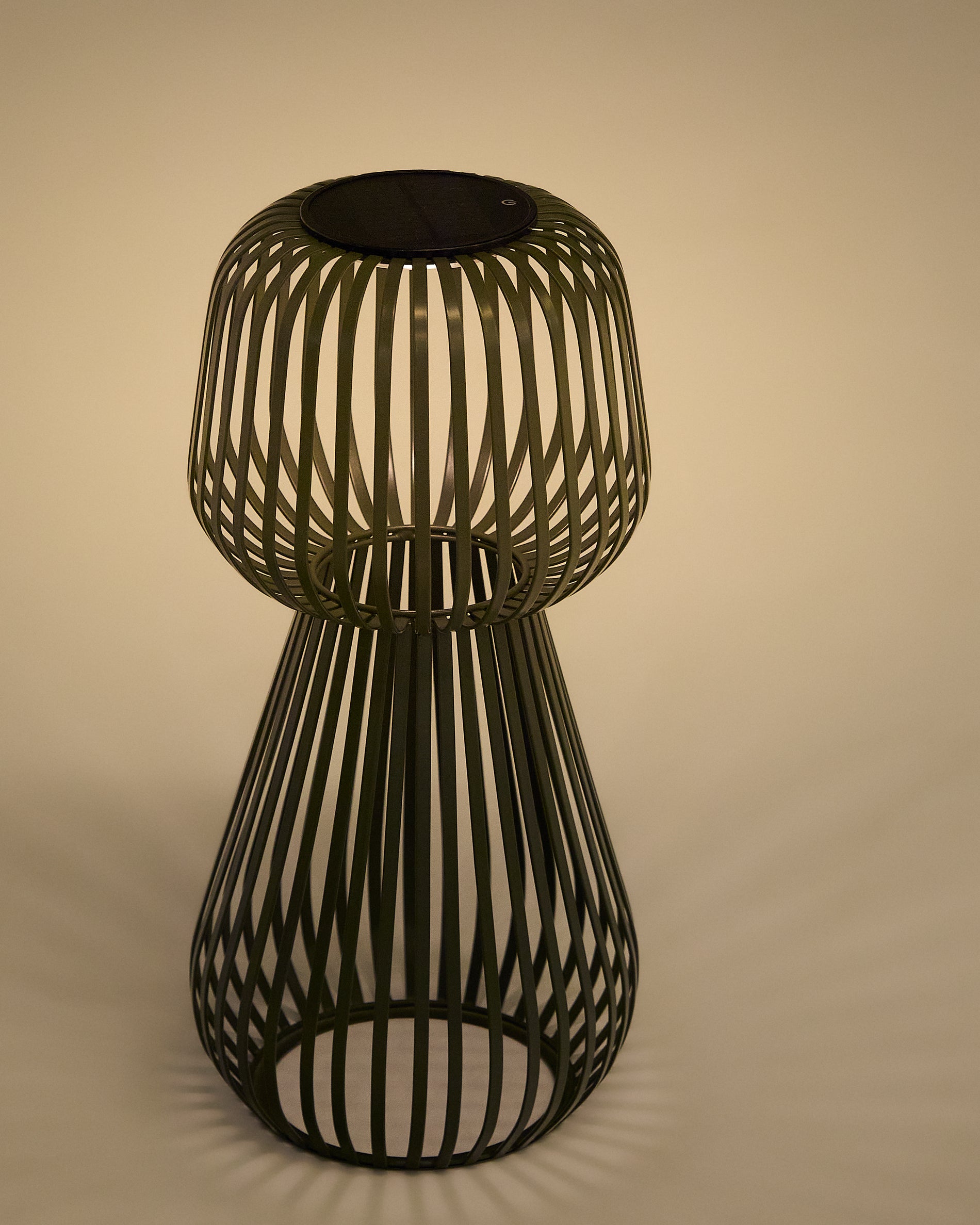 Reiba green metal solar table lamp - Detail