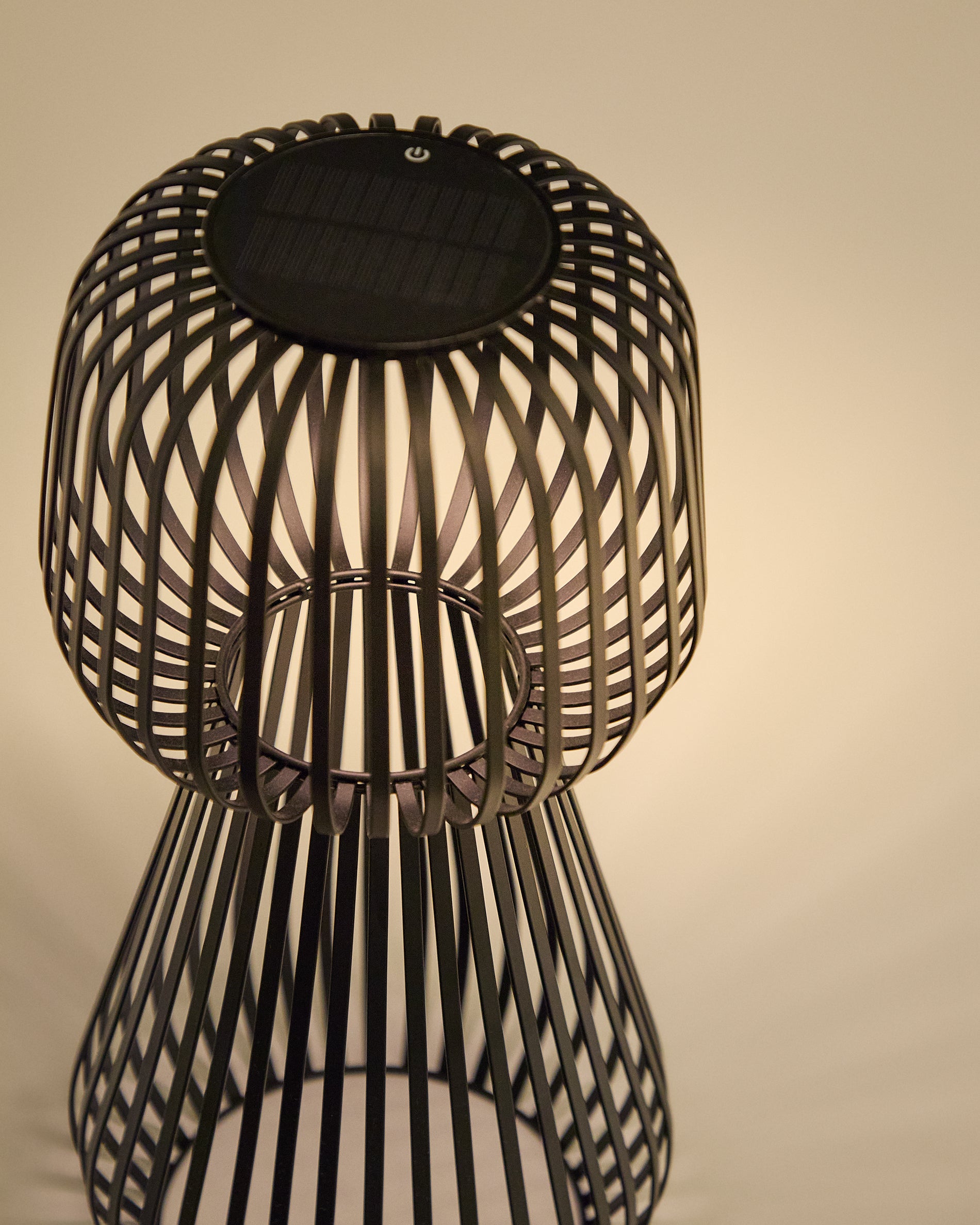 Reiba green metal solar table lamp - Detail