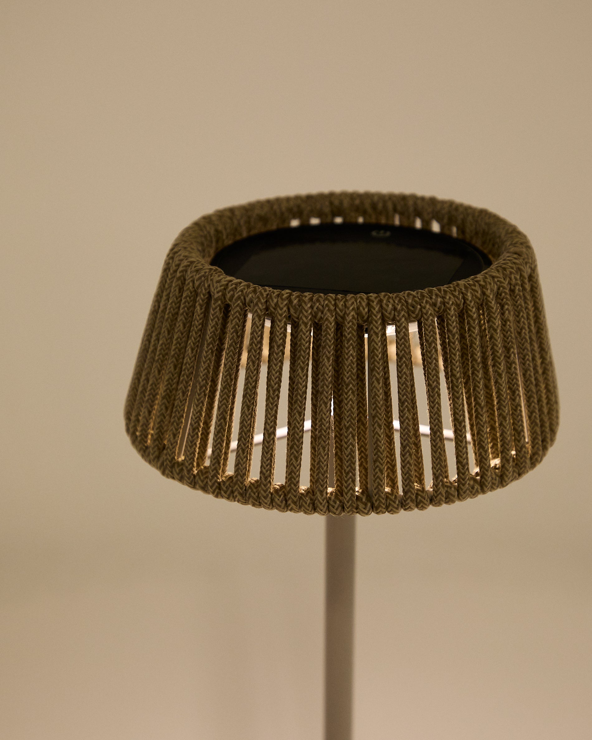 Aldet outdoor solar table lamp in beige mottled rope cord with beige metal stand - Detail