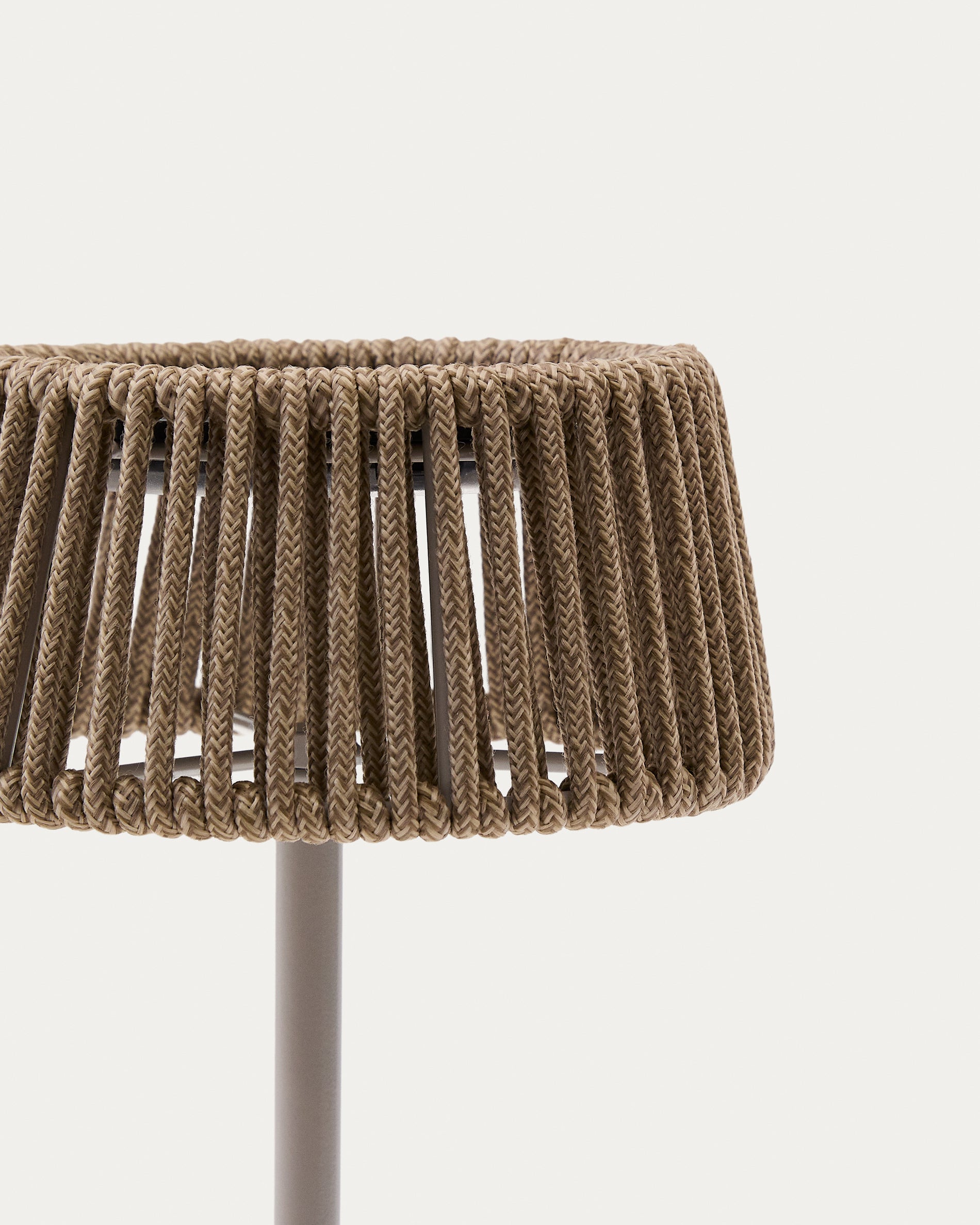 Aldet outdoor solar table lamp in beige mottled rope cord with beige metal stand - Detail