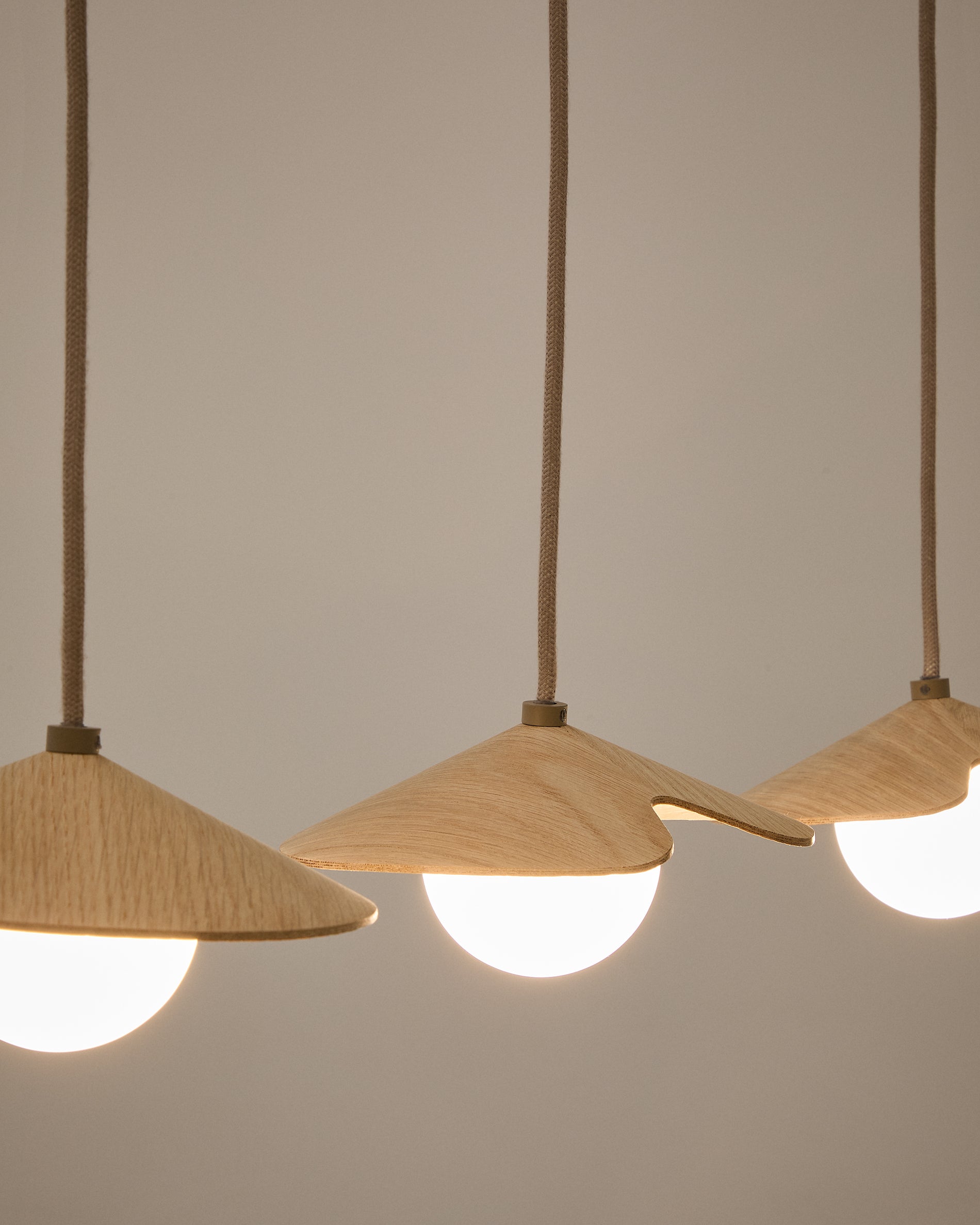 Wilara oak veneer ceiling lamp with 3 white smoked glass balls - Detail