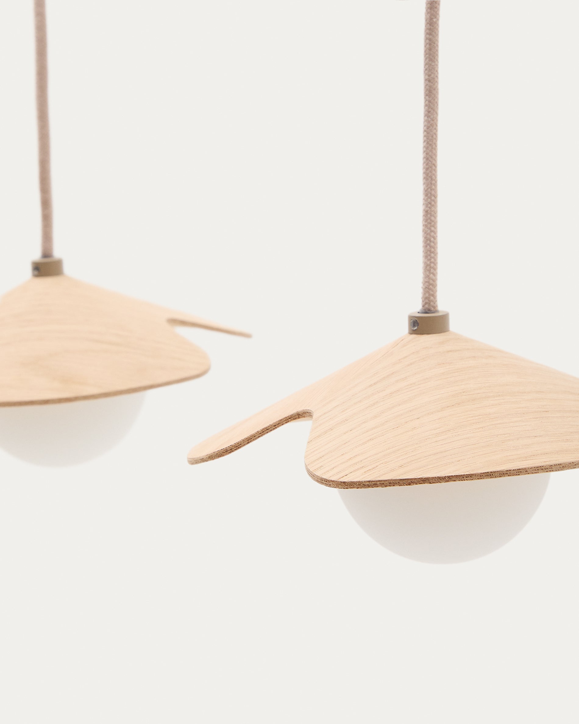 Wilara oak veneer ceiling lamp with 3 white smoked glass balls - Detail