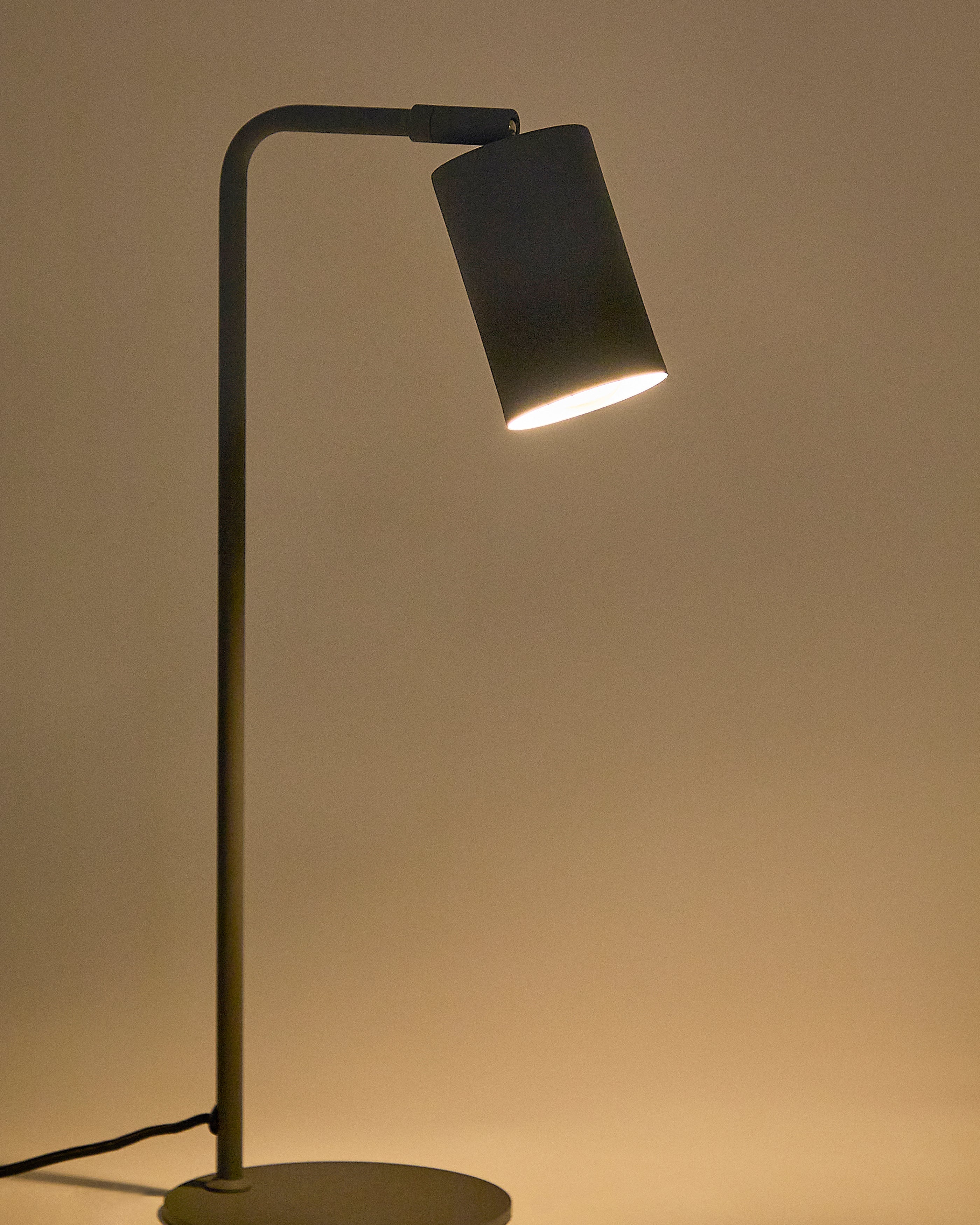 Manie metal desk lamp in metal with black cast-iron-effect finish - Detail