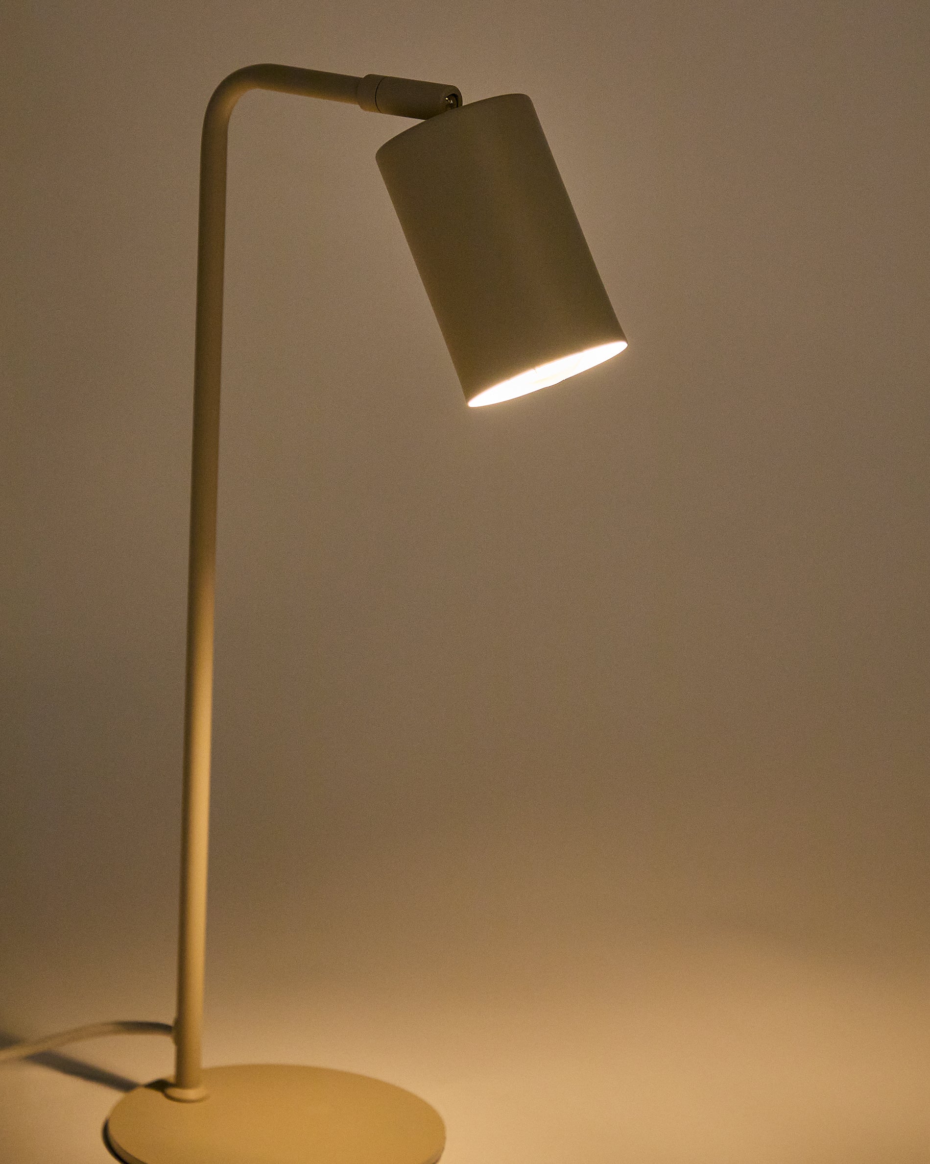 Manie metal desk lamp with beige textured finish - Detail