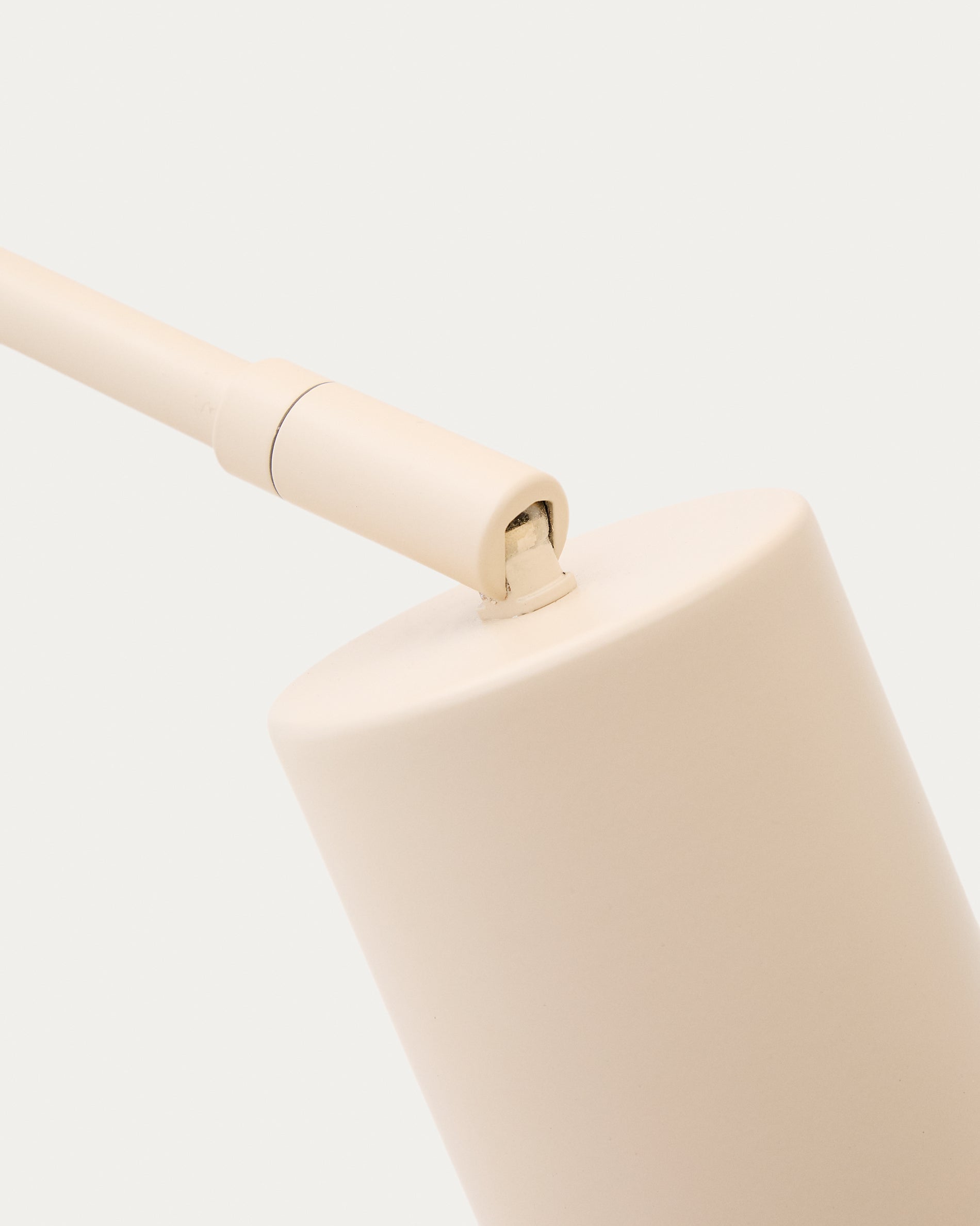 Manie metal desk lamp with beige textured finish - Detail