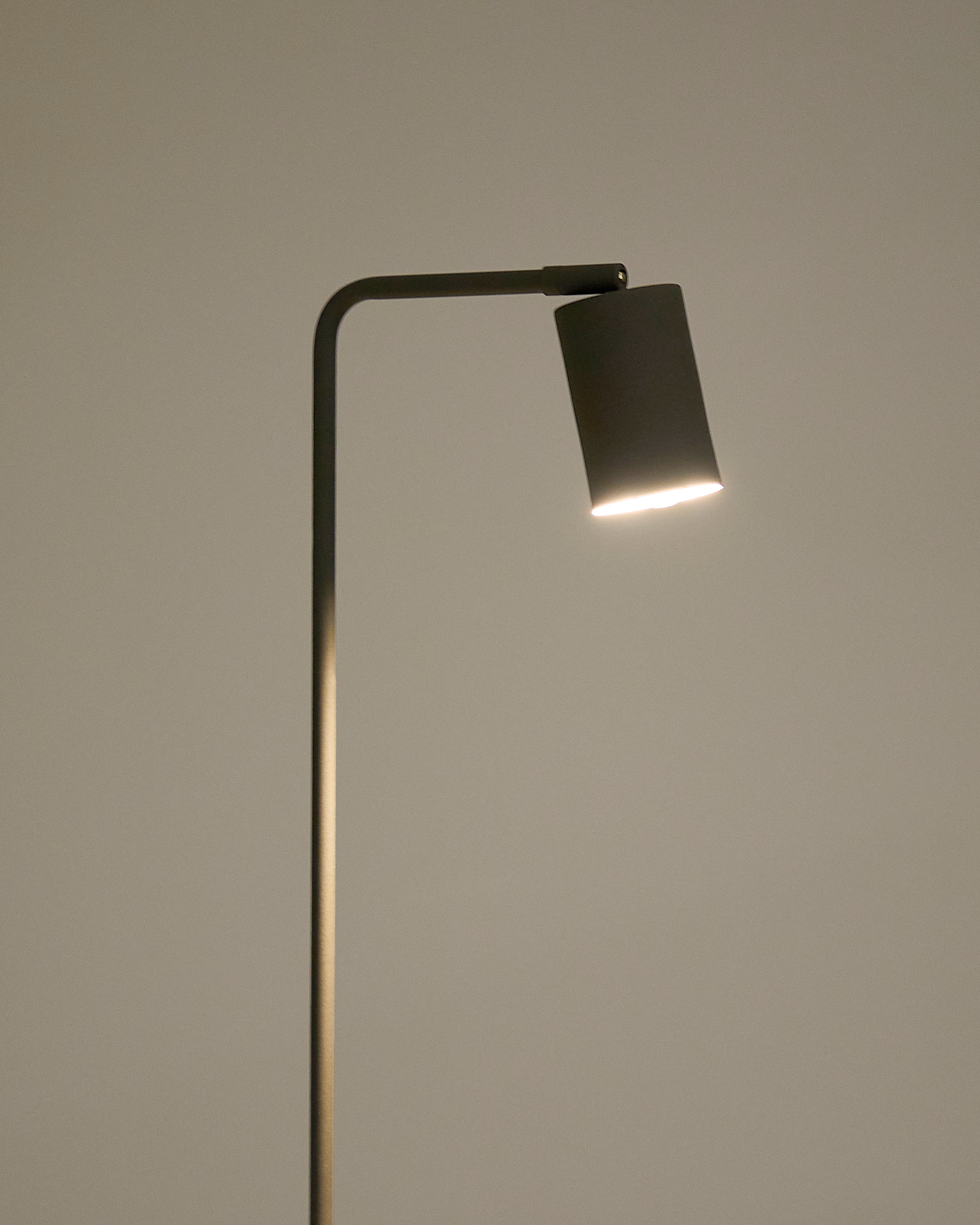 Manie metal floor lamp with black cast-iron-effect finish - Detail