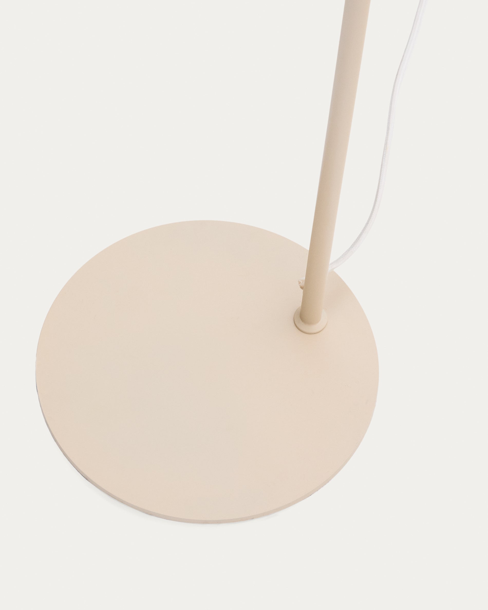 Manie metal floor lamp with beige textured finish - Detail