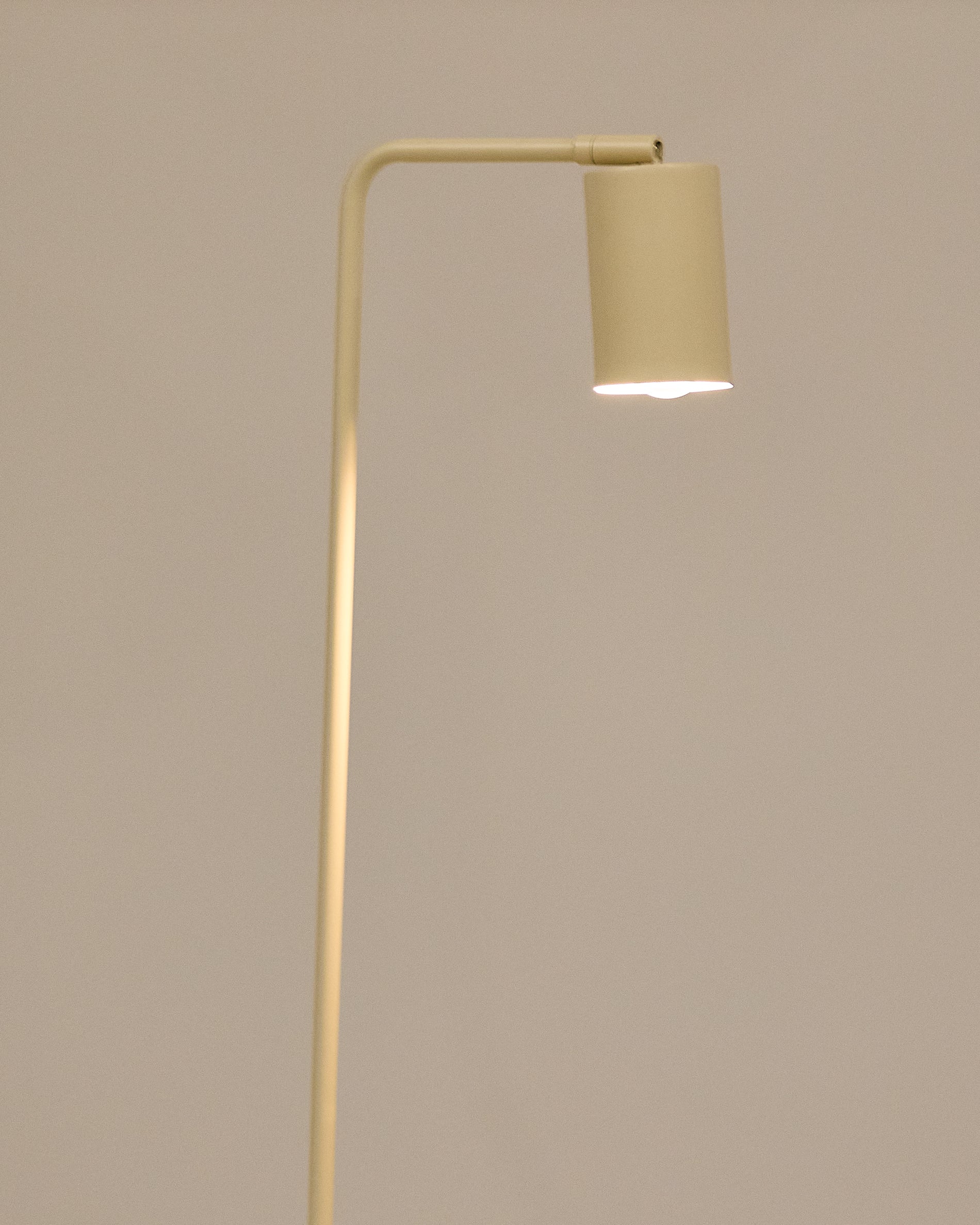Manie metal floor lamp with beige textured finish - Detail