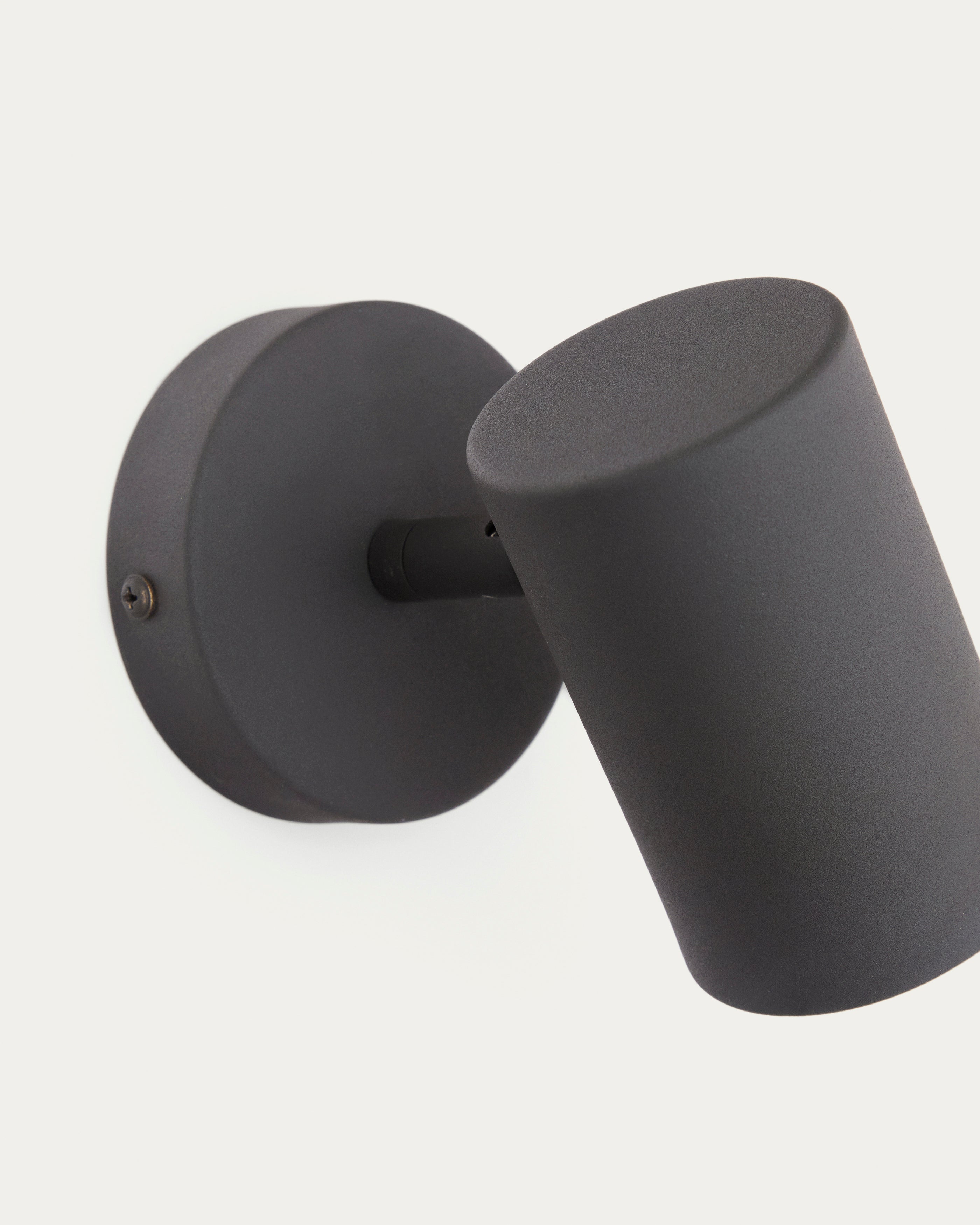 Manie metal wall-mounted light fixture with black cast-iron-effect finish - Detail
