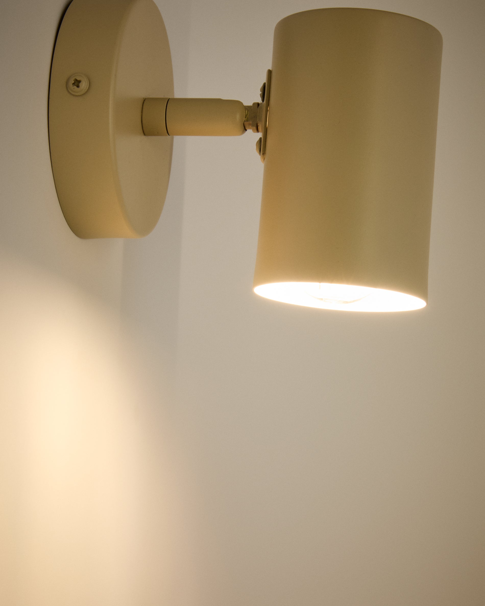Manie metal wall-mounted light fixture with beige textured finish - Detail