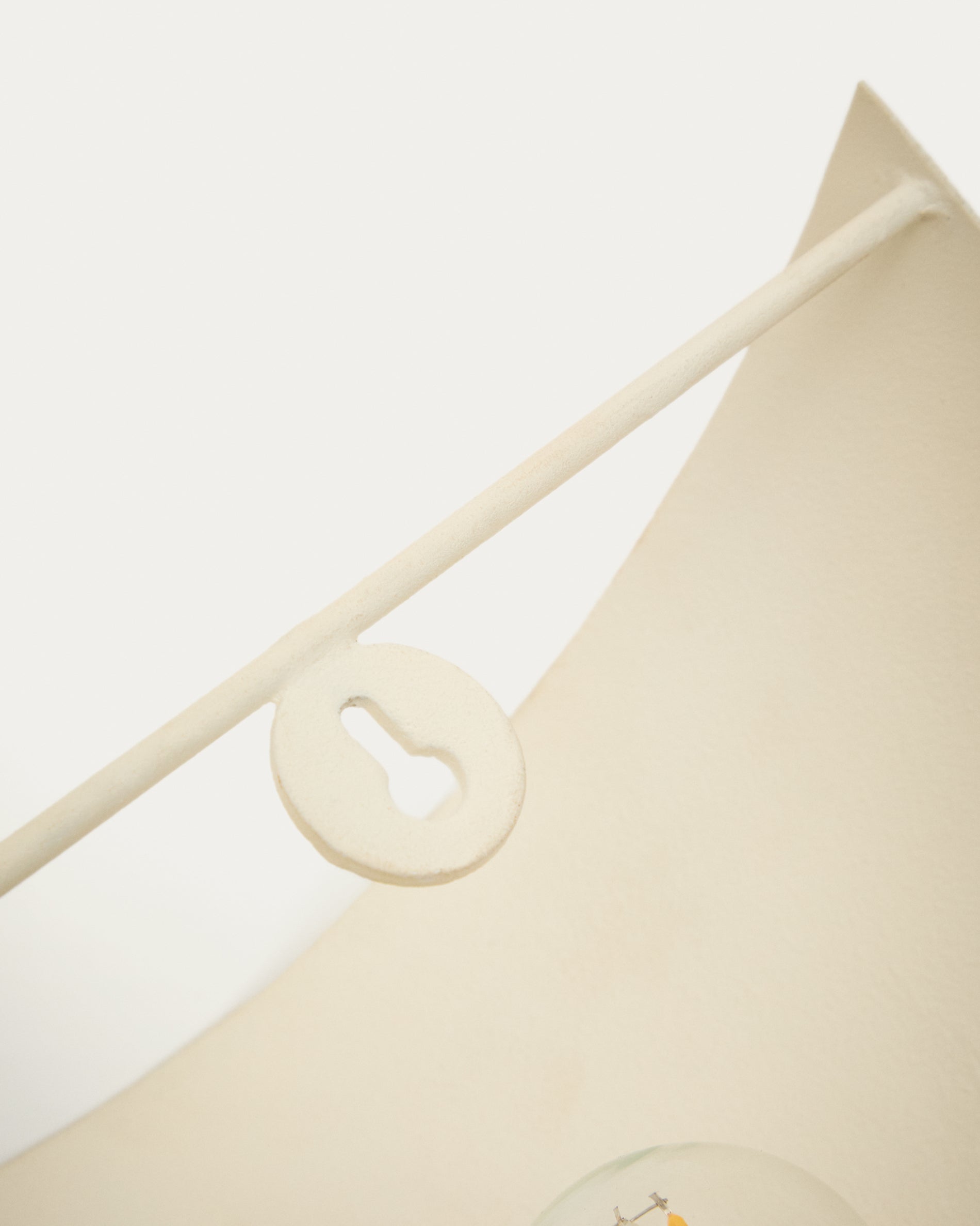 Nibla wall-mounted light fixture in white clay-effect metal - Detail