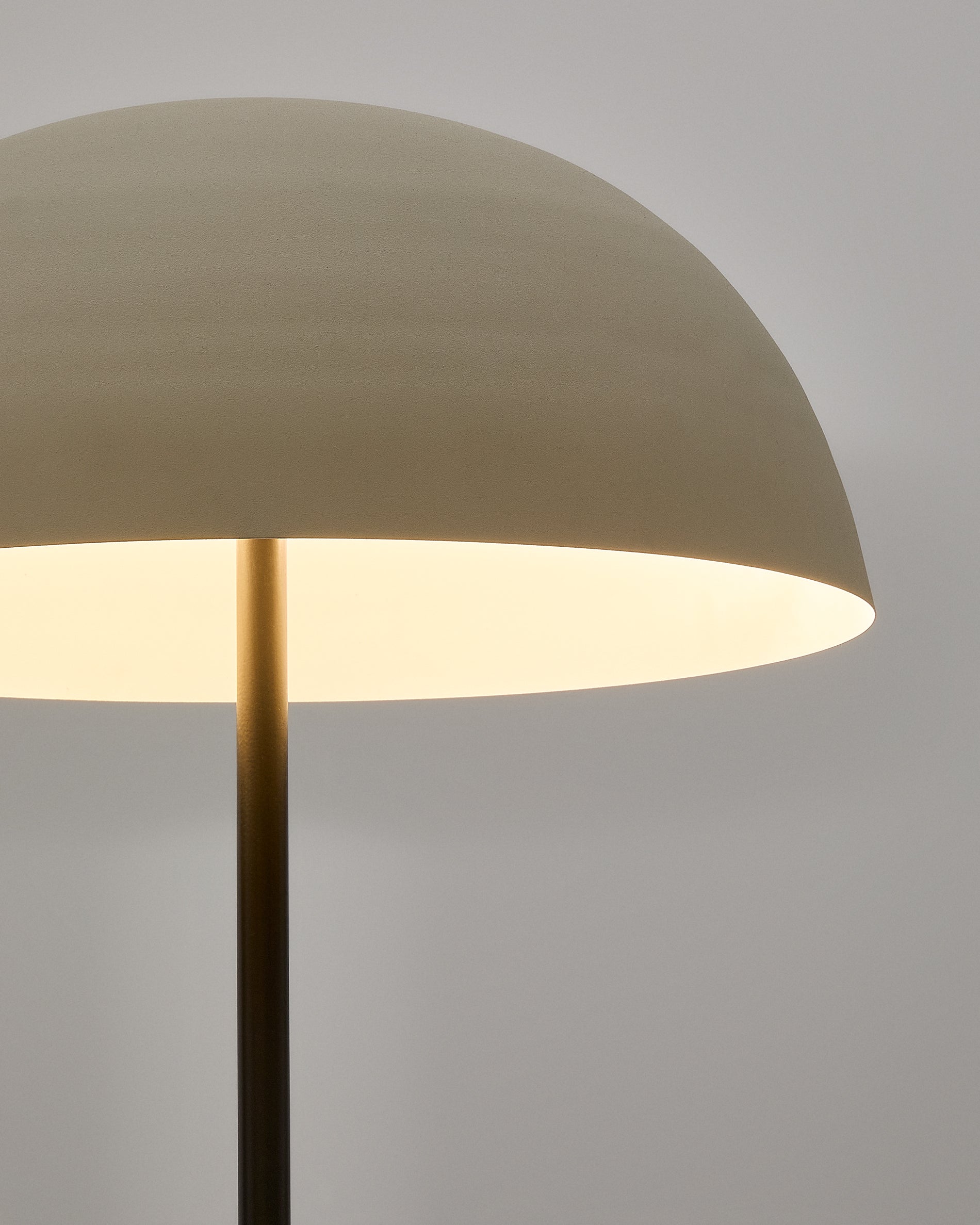 Nibla black metal floor lamp with white clay-effect shade - Detail