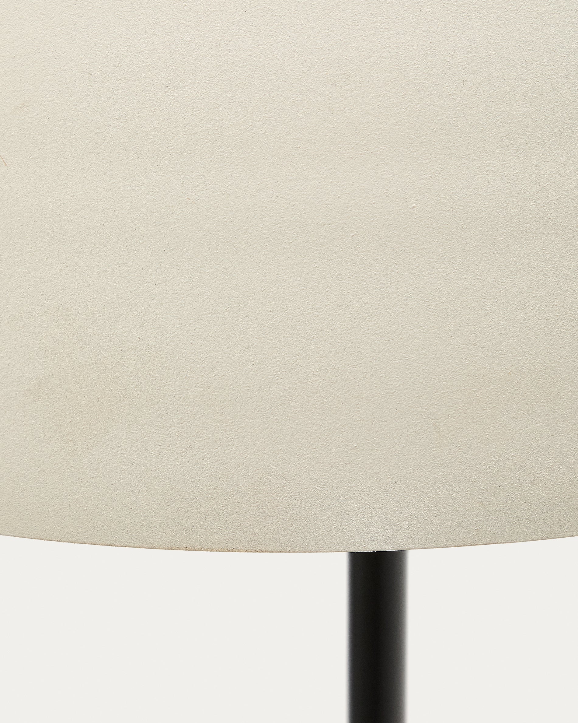Nibla black metal floor lamp with white clay-effect shade - Detail