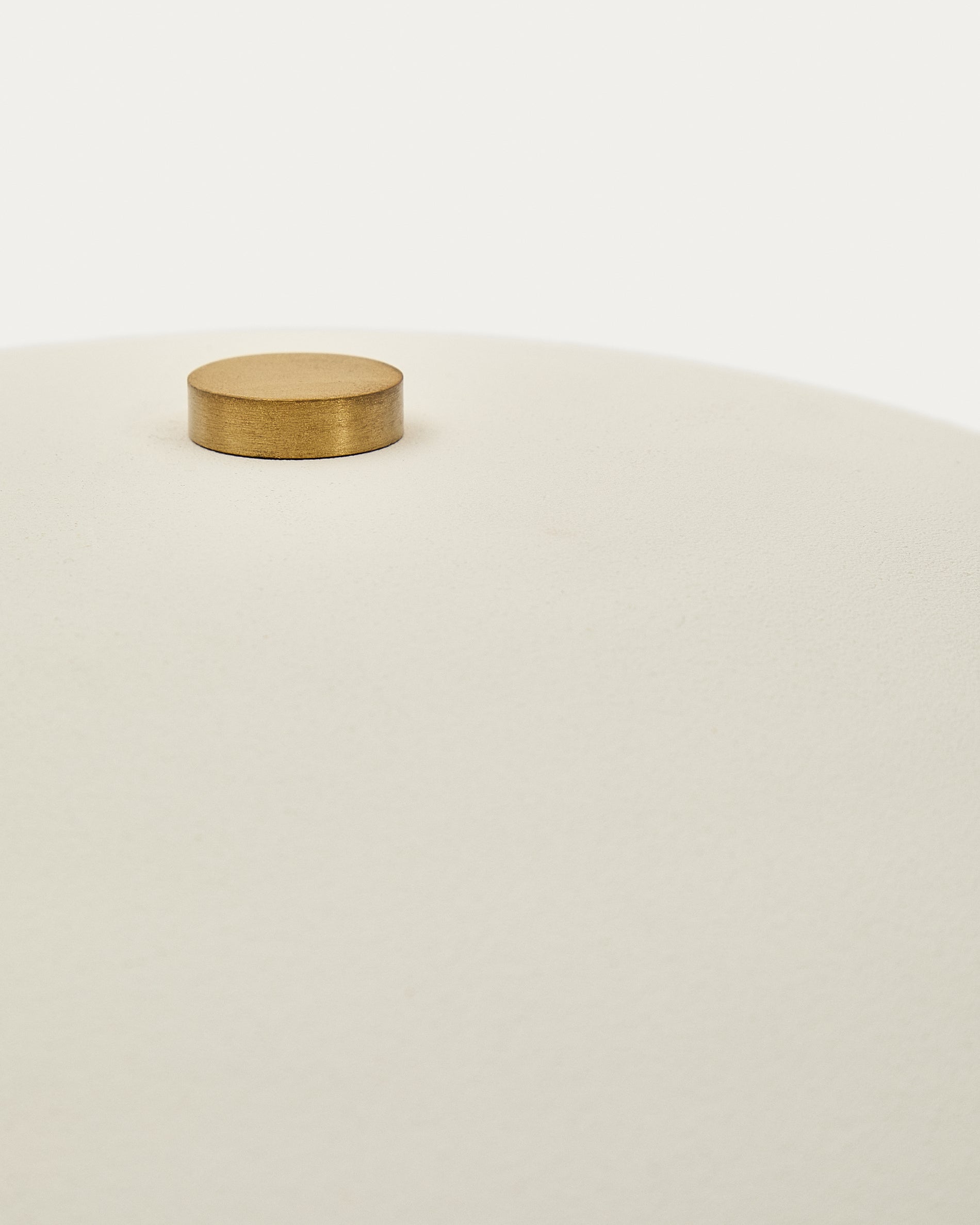 Nibla black metal floor lamp with white clay-effect shade - Detail