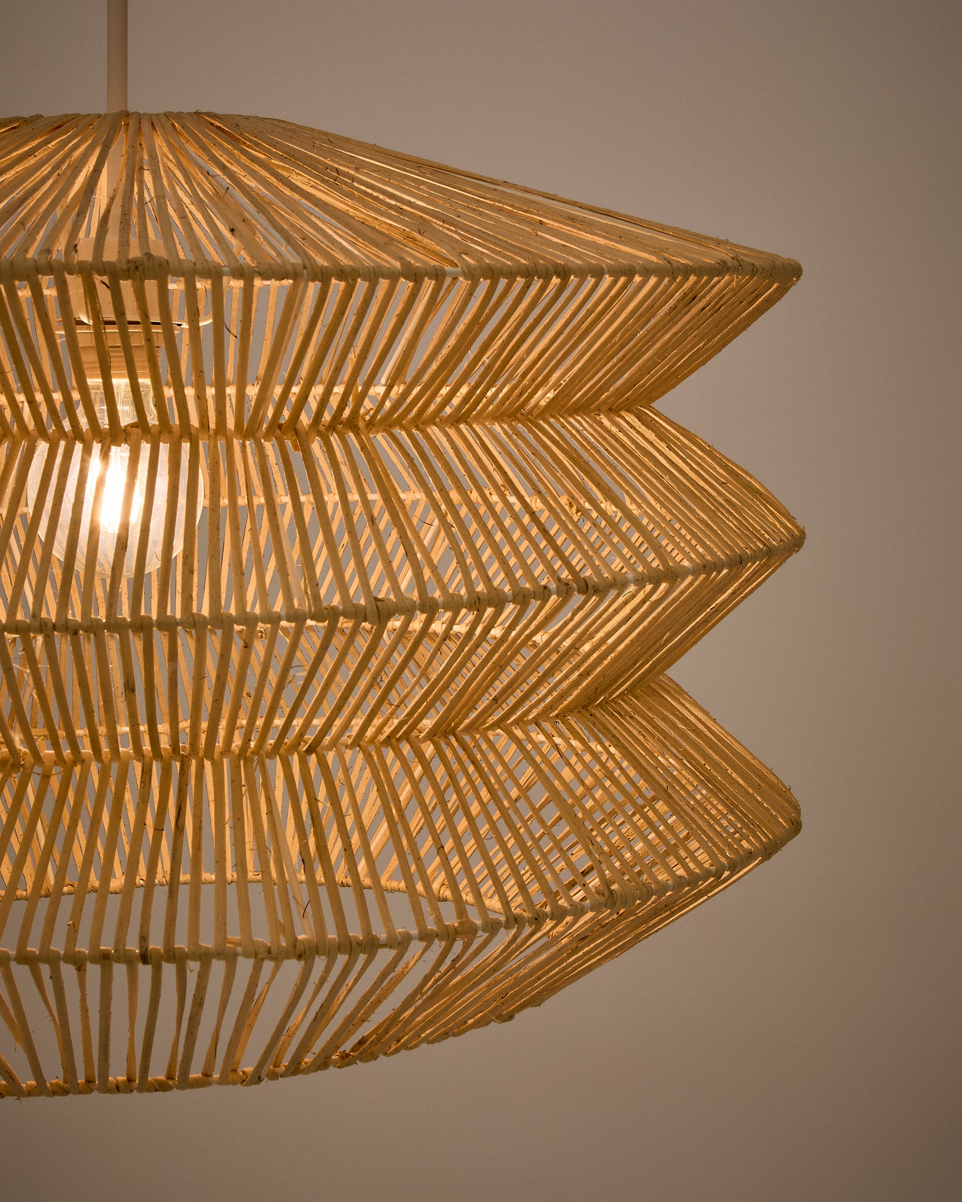 Dakit ceiling lamp shade in rattan with light finish 60 x 39cm - Detail