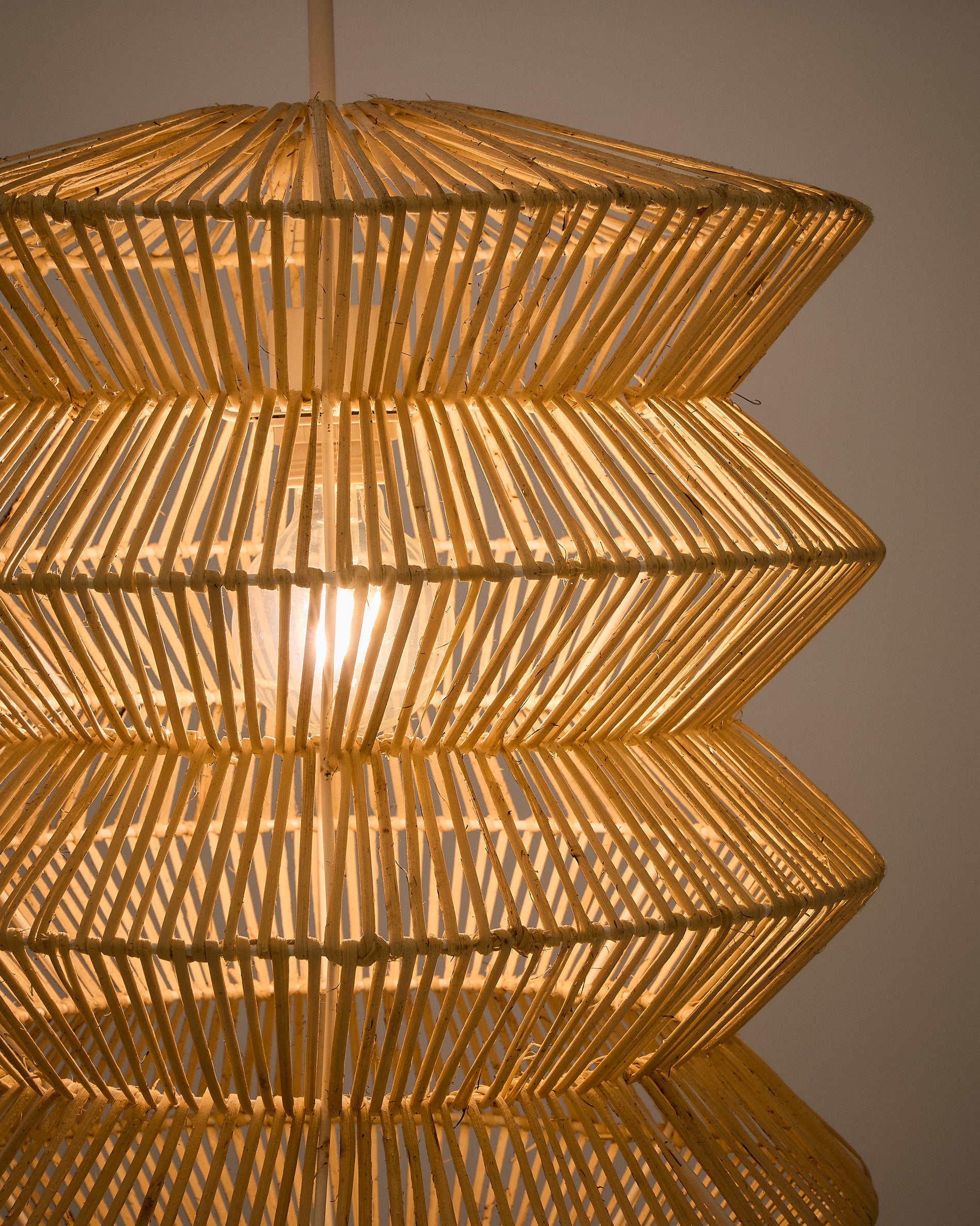 Dakit ceiling lamp shade in rattan with light finish 40 x 55cm - Detail