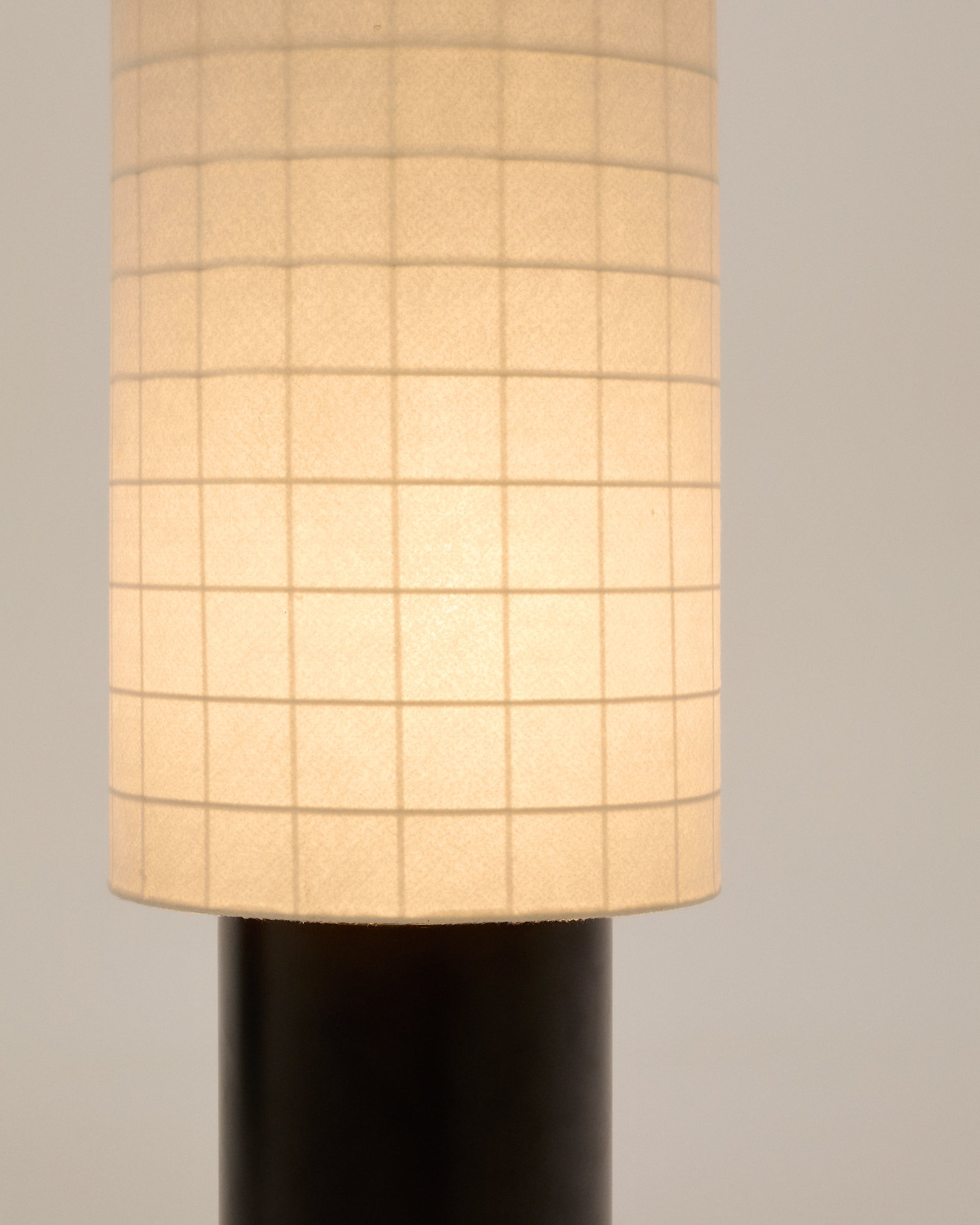 Dulan black metal floor lamp with cotton shade - Detail
