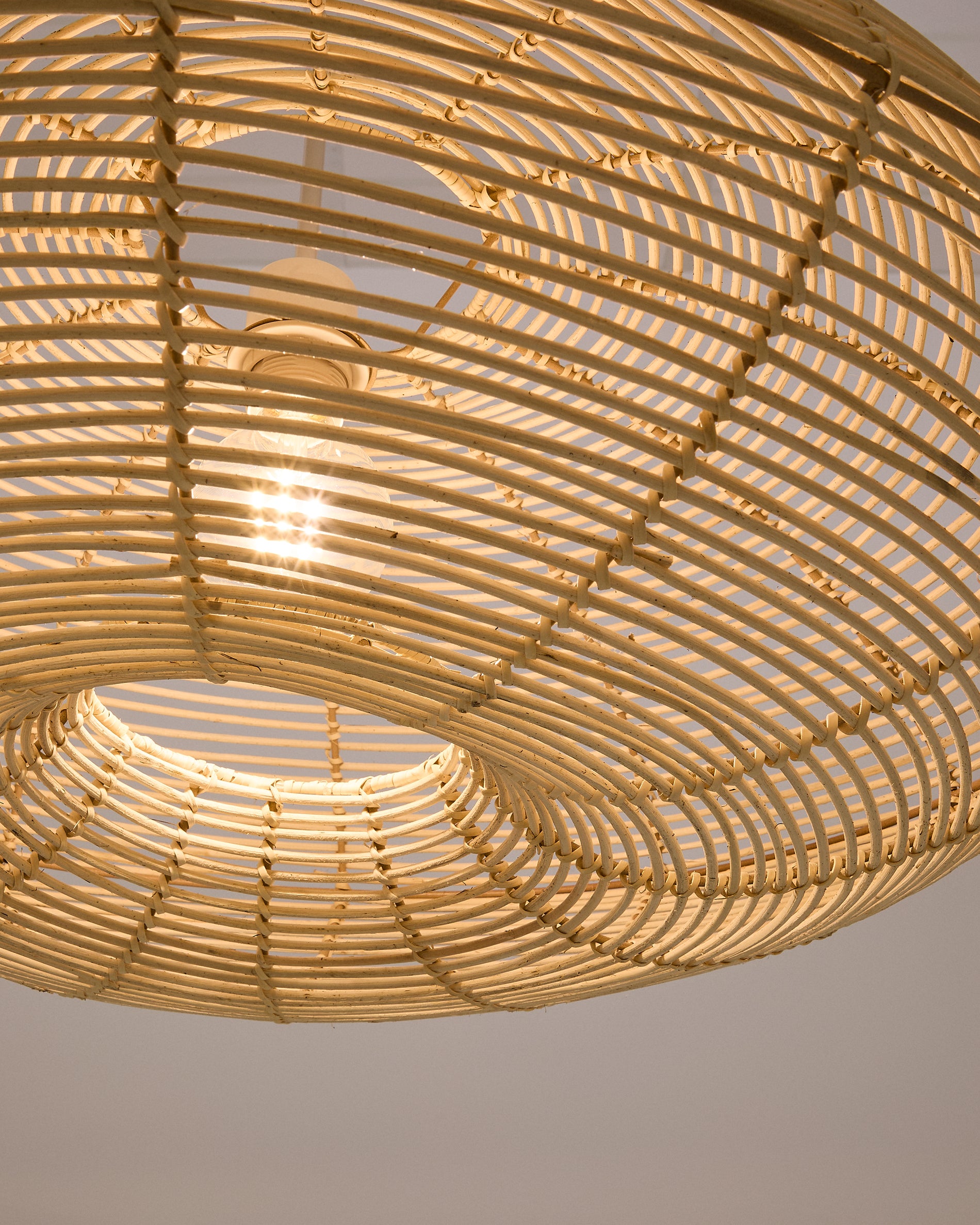 Flaro rattan ceiling lamp shade with light finish Ø70cm - Detail