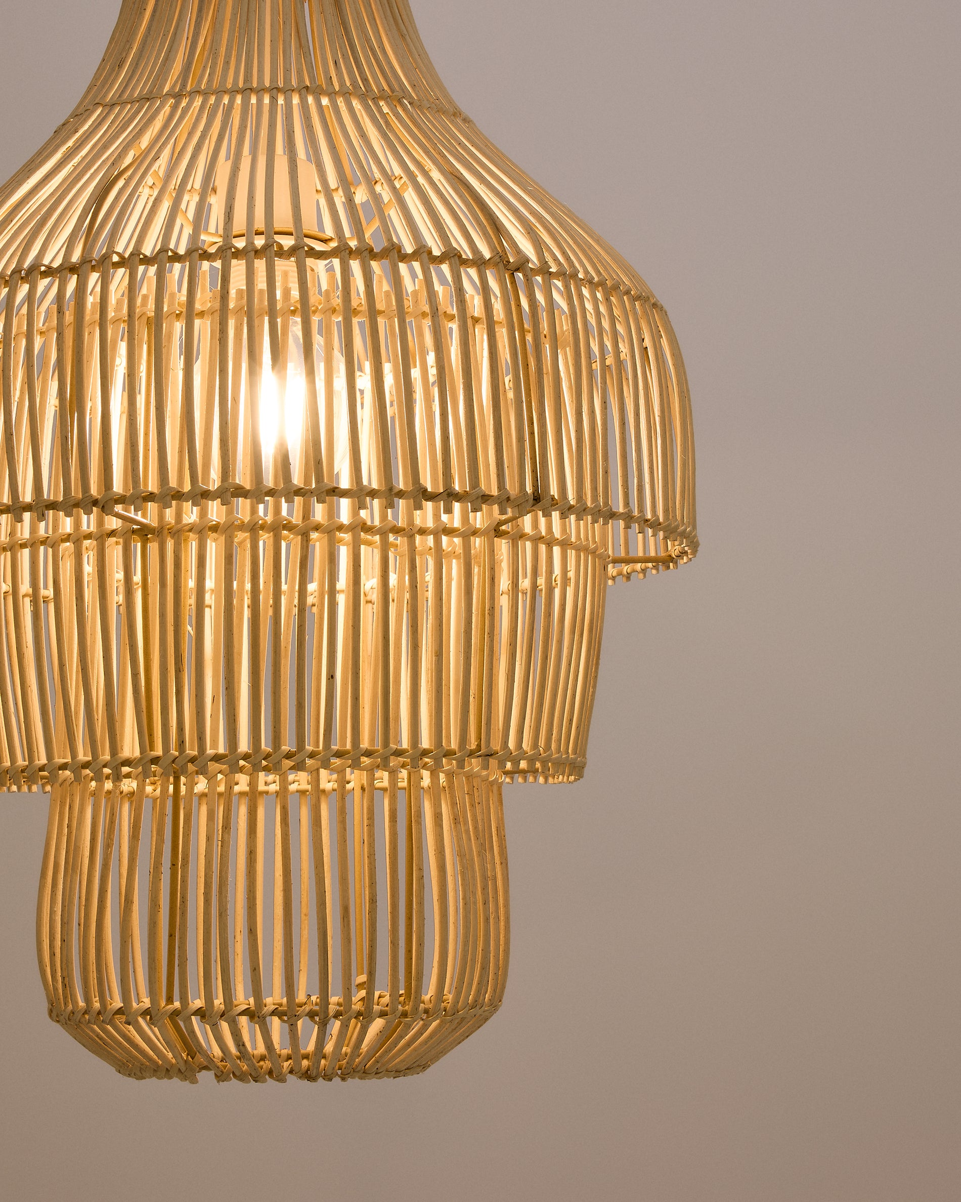 Janoa rattan ceiling lamp shade with light finish Ø38cm - Detail