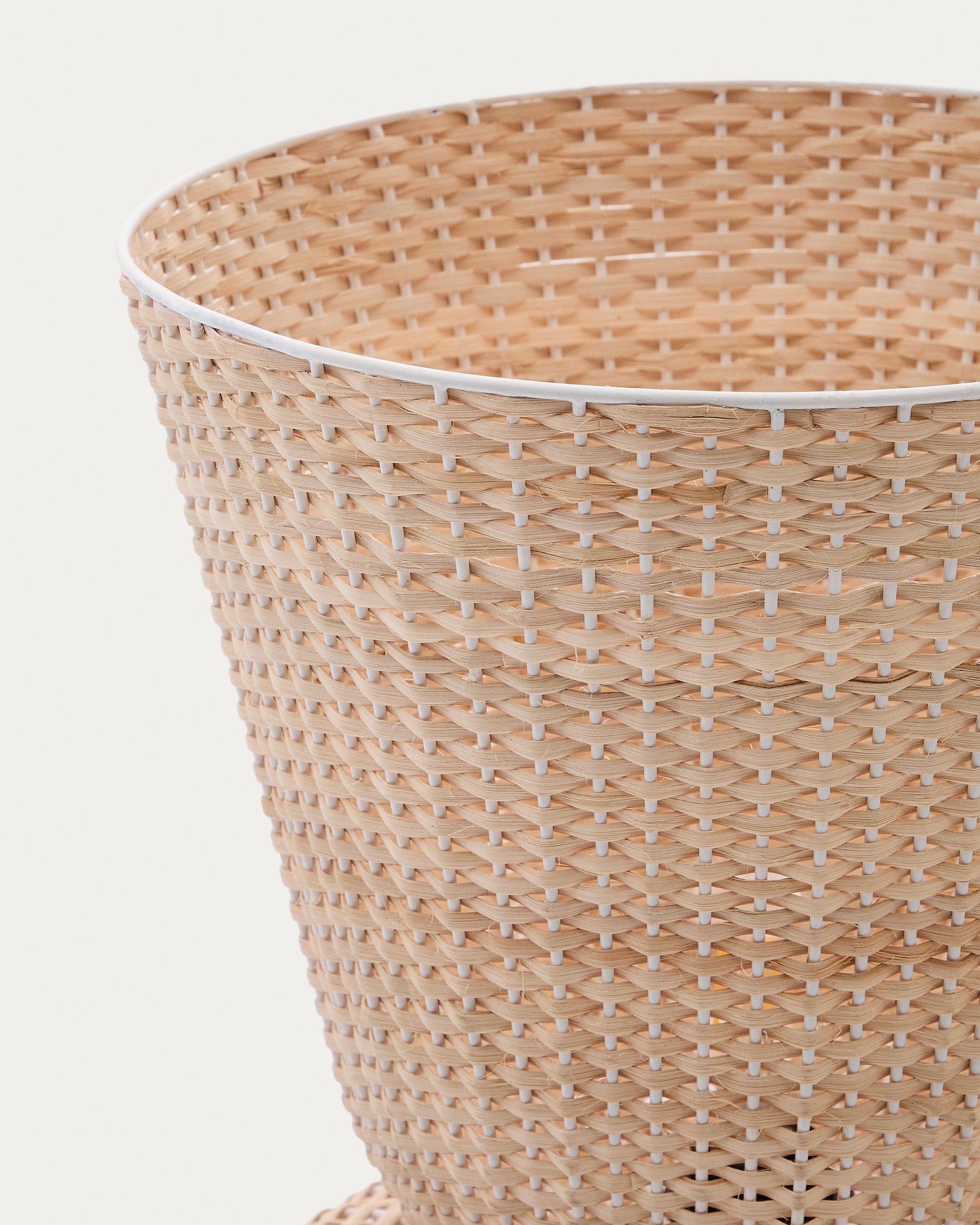 Neuda rattan floor lamp with light finish - Detail