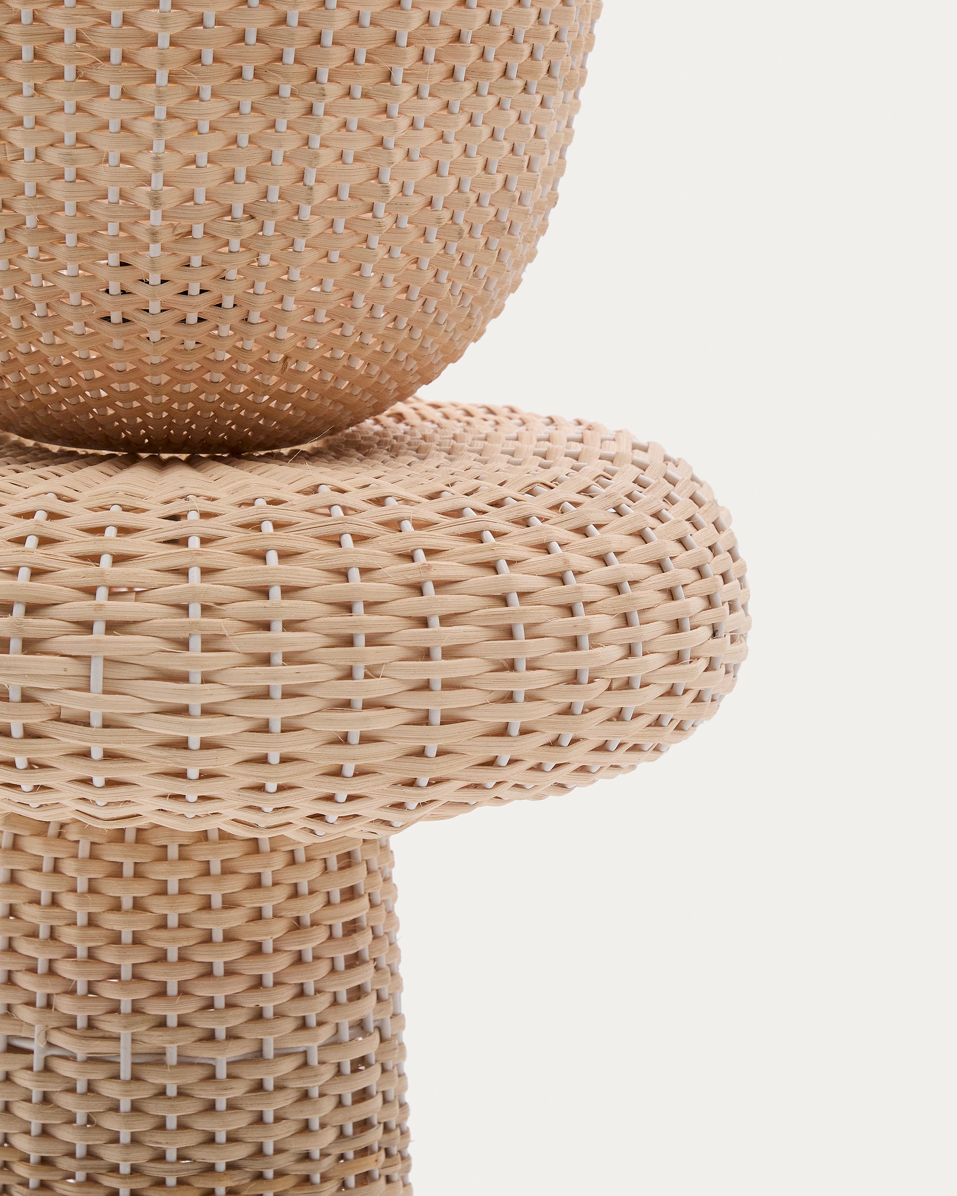 Neuda rattan floor lamp with light finish - Detail
