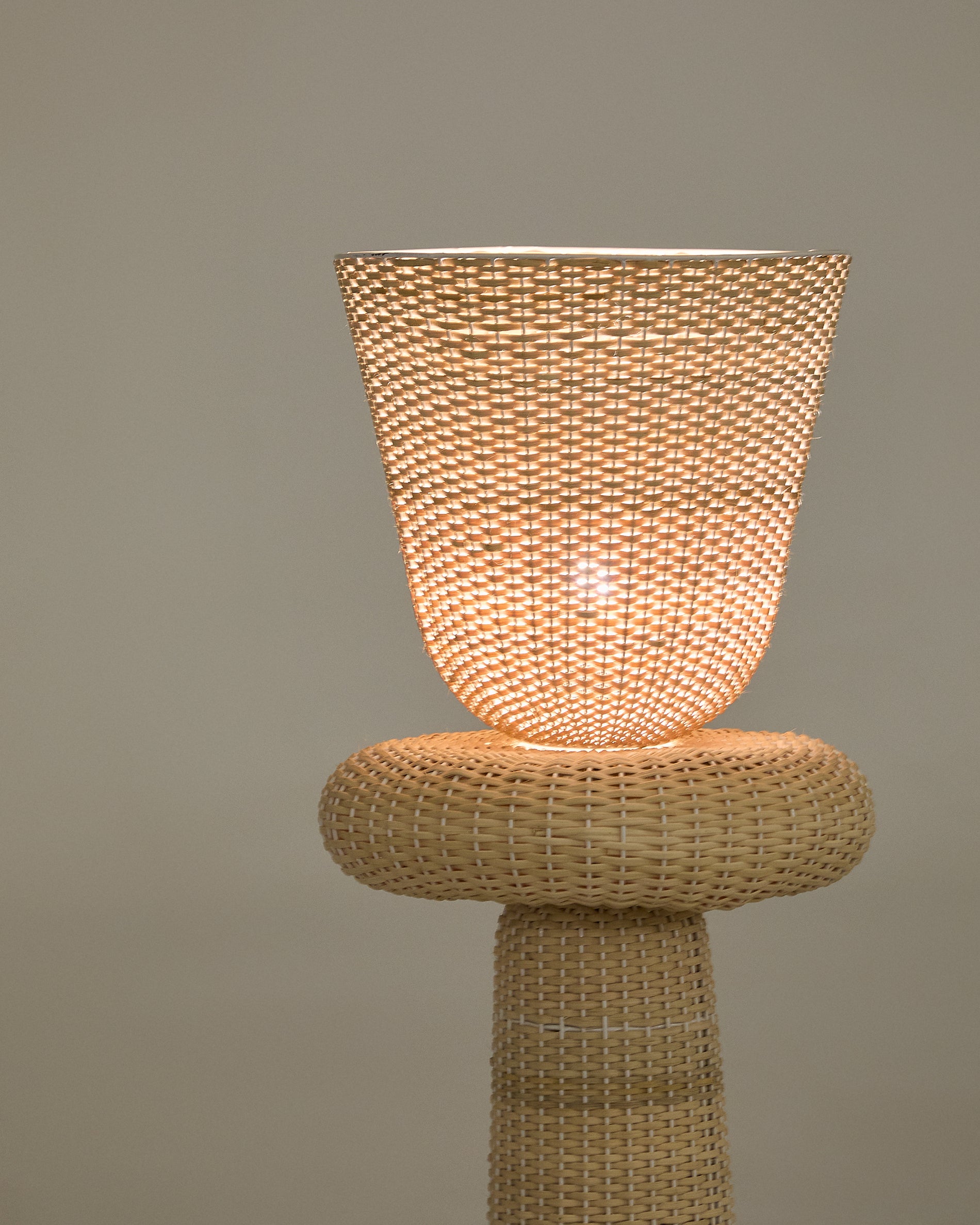 Neuda rattan floor lamp with light finish - Detail
