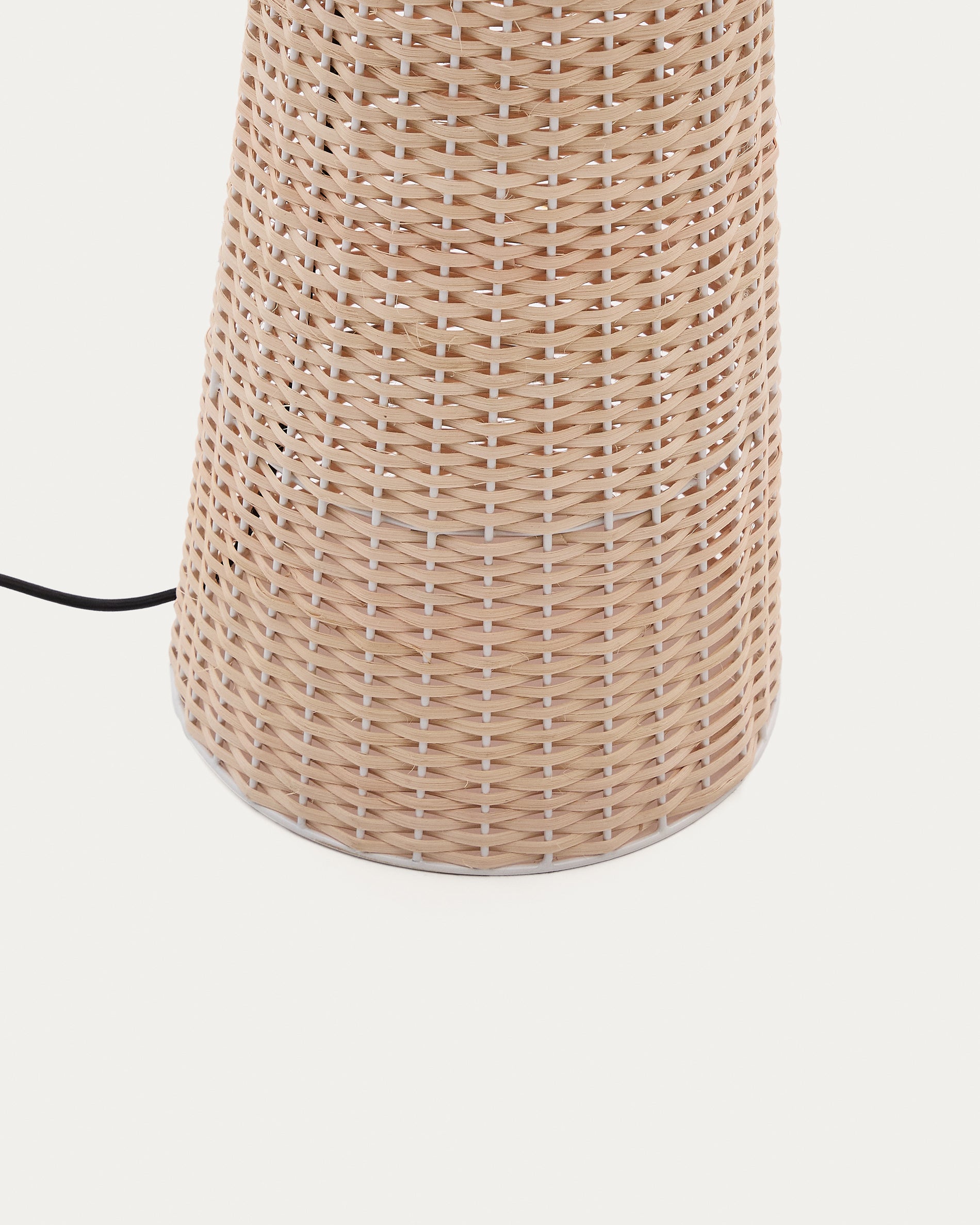 Neuda rattan floor lamp with light finish - Detail