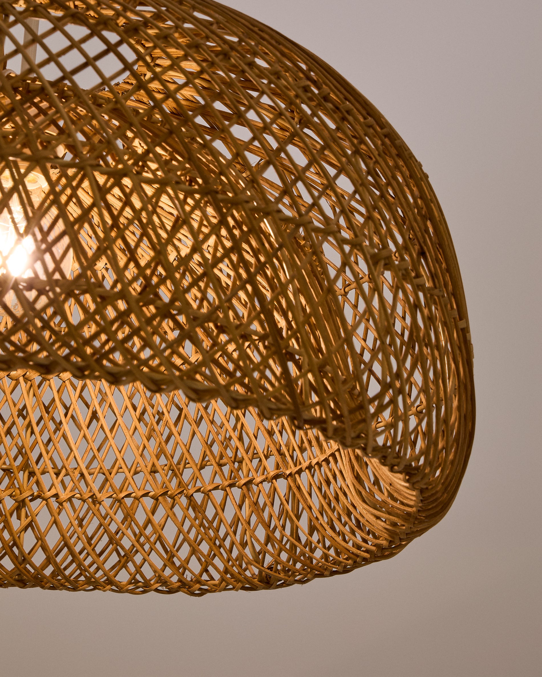 Isora rattan ceiling lamp shade with natural finish Ø60cm - Detail
