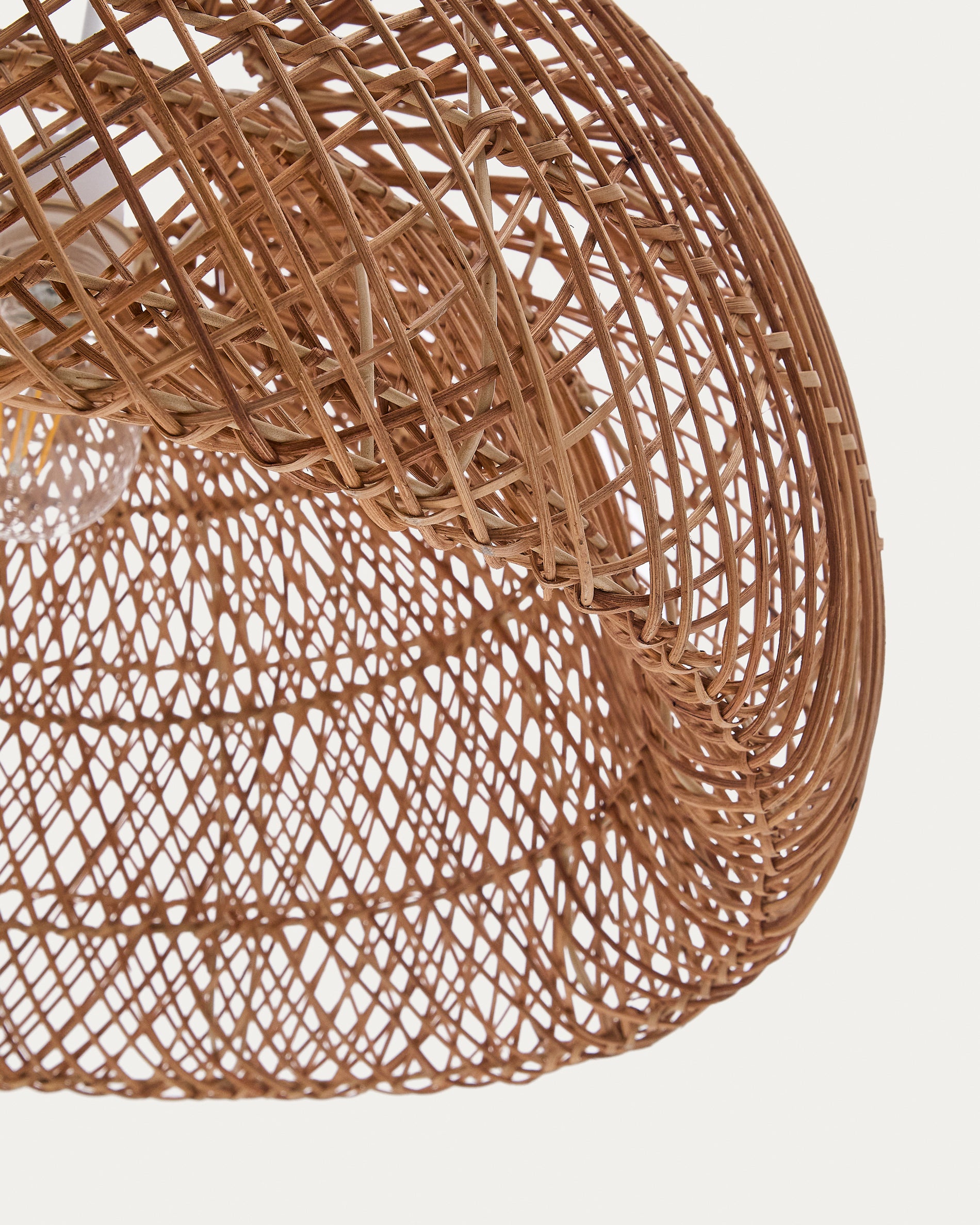 Isora rattan ceiling lamp shade with natural finish Ø60cm - Detail
