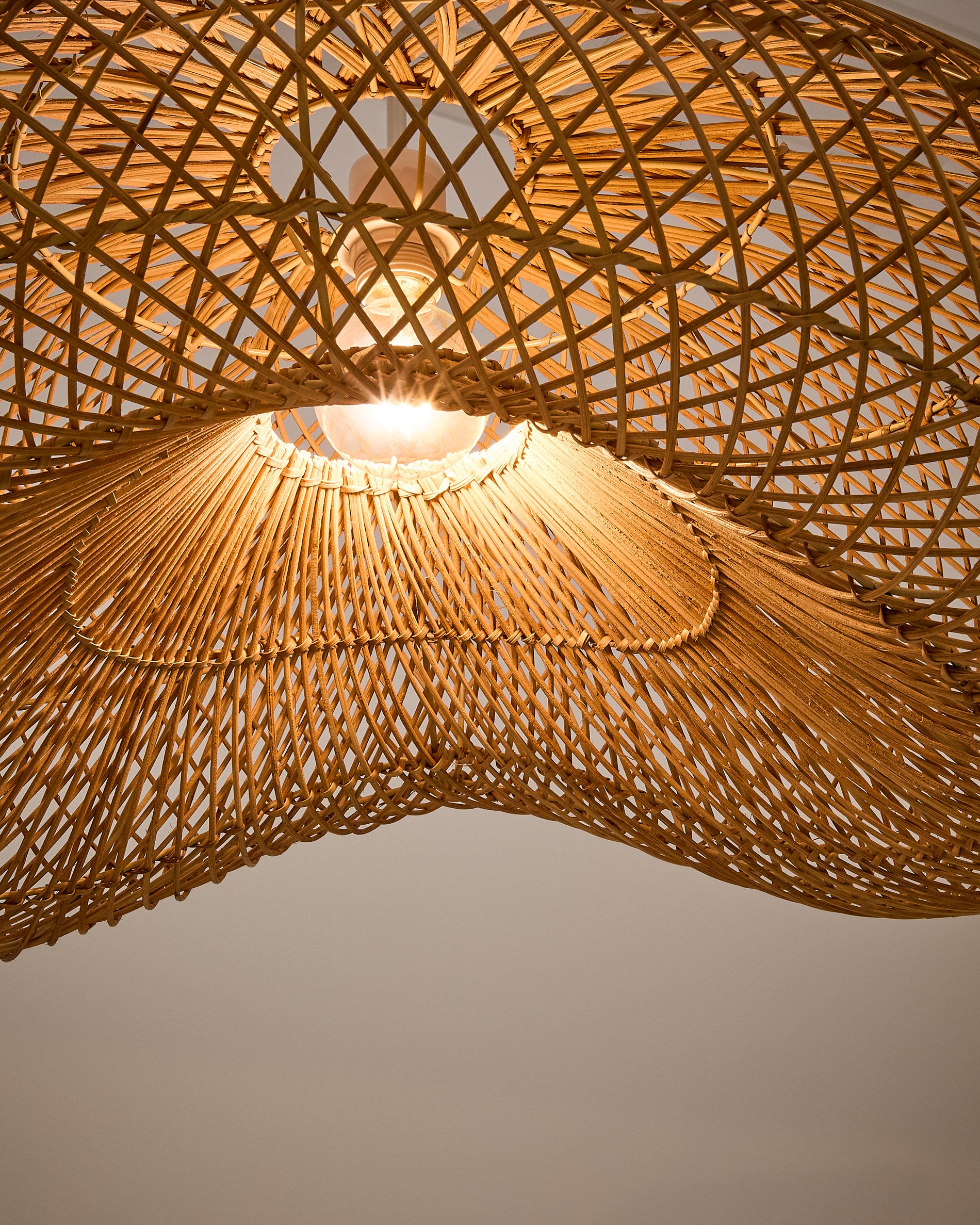 Isora rattan ceiling lamp shade with natural finish 80 x 35cm - Detail
