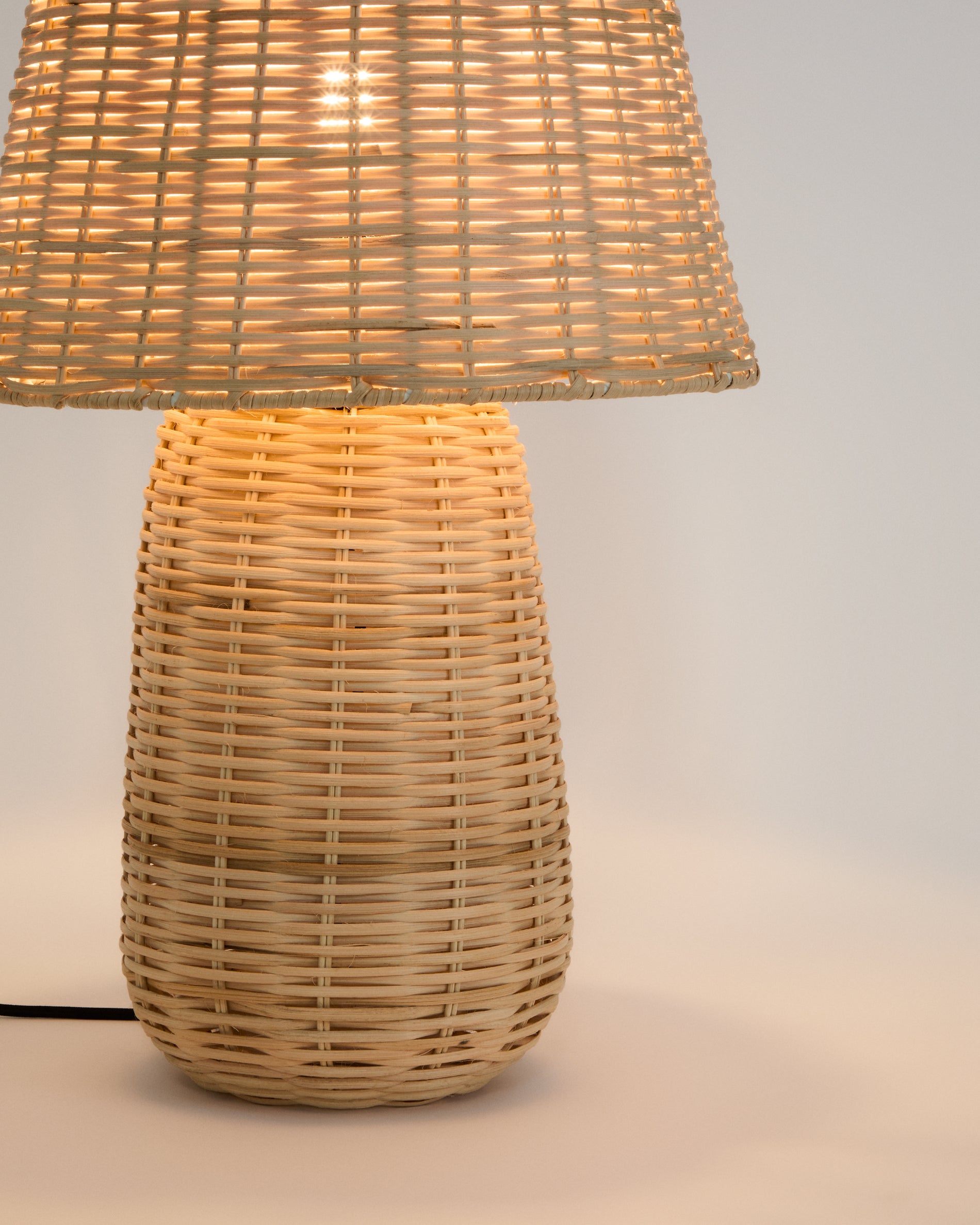 Neuda rattan table lamp with light finish - Detail